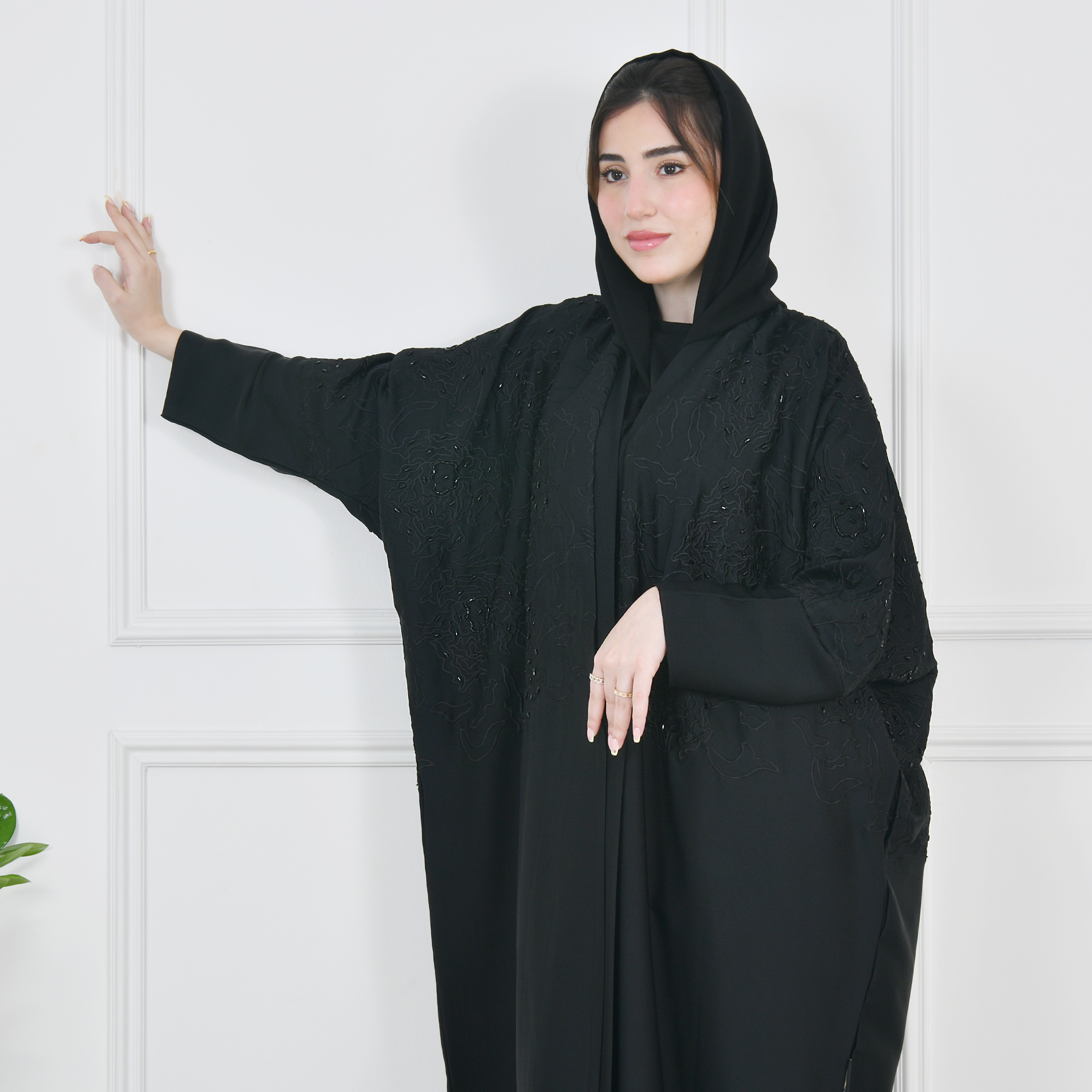  عباية لف سوداء بقصة نص فراشة بتطريز عشوائي مزين بشك 