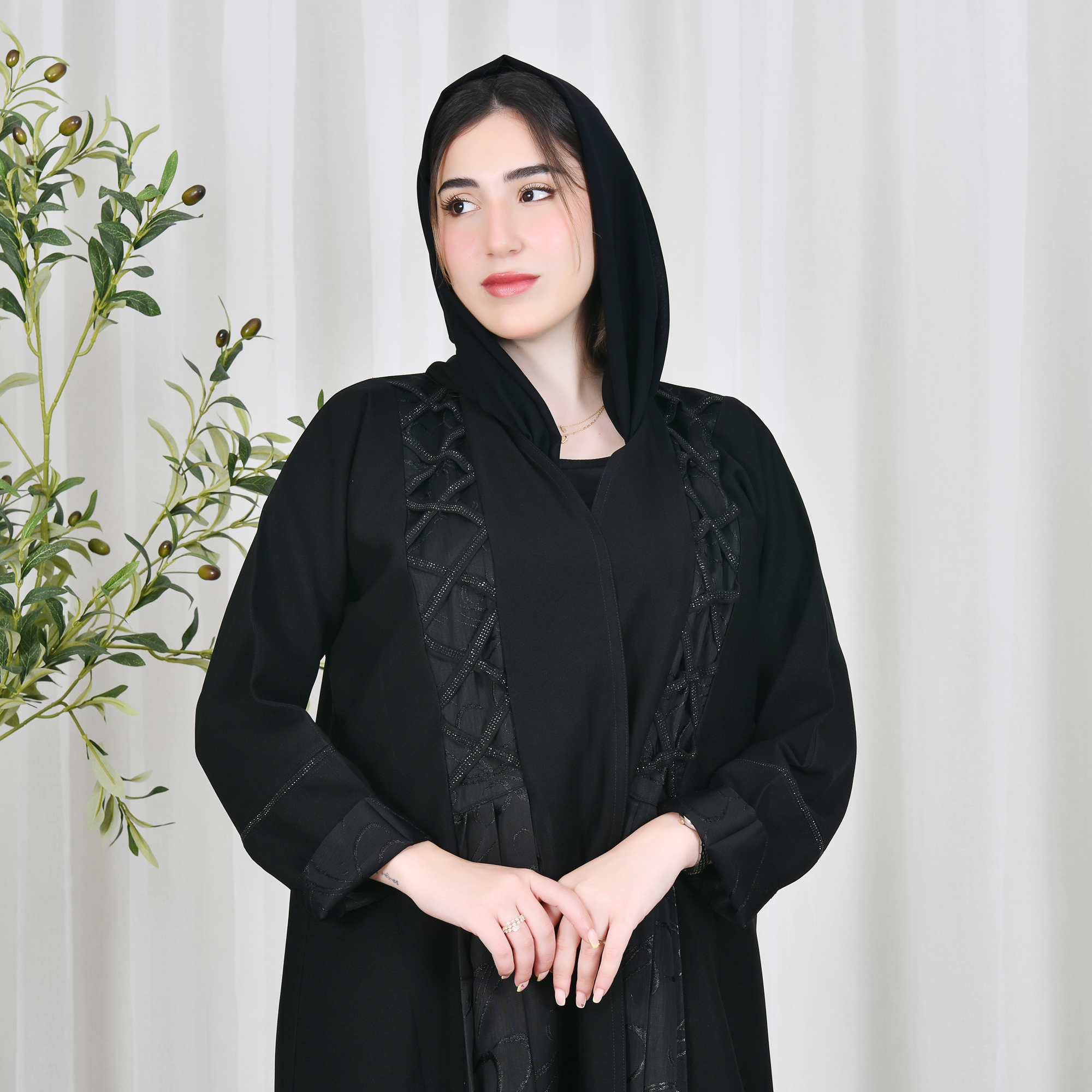  عباية لف سوداء بدمج قماشين مزينة بقيطان من الفصوص وكسرات عى جانبي العباية  