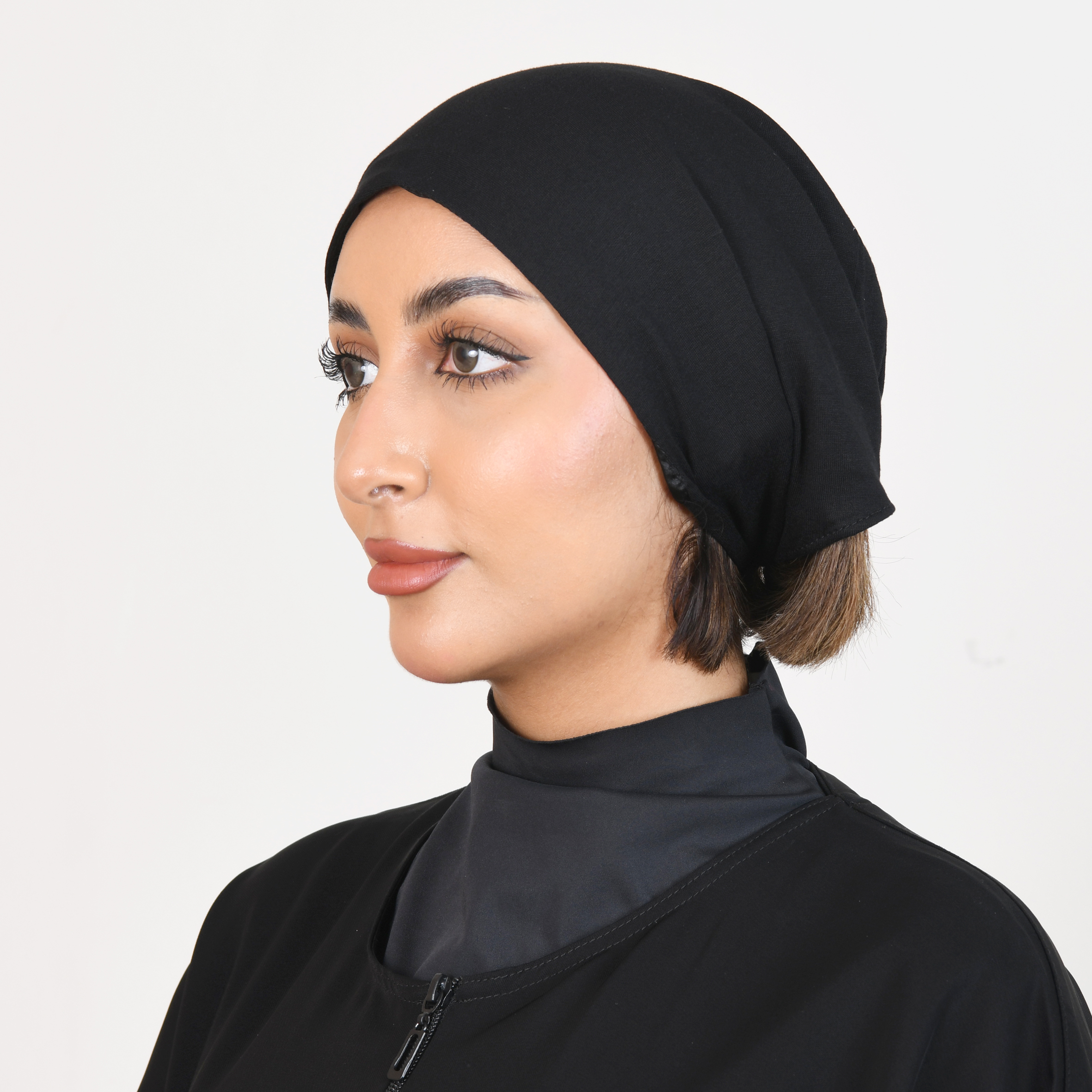  قبعة قطنية مع بطانه حرير برباط و زم مطاطي من الخلف 