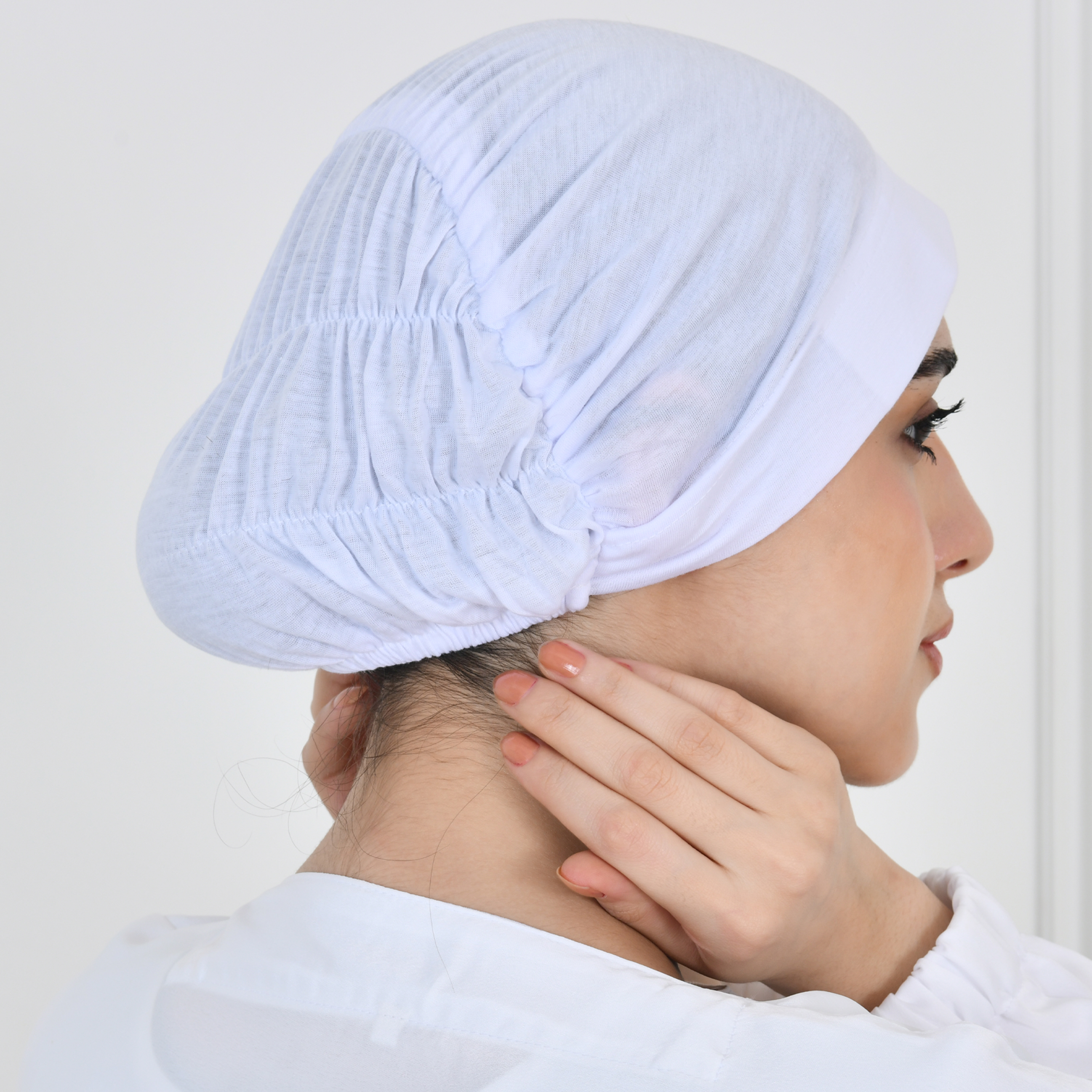  قبعة بيضاء مع مطاط خلفي  