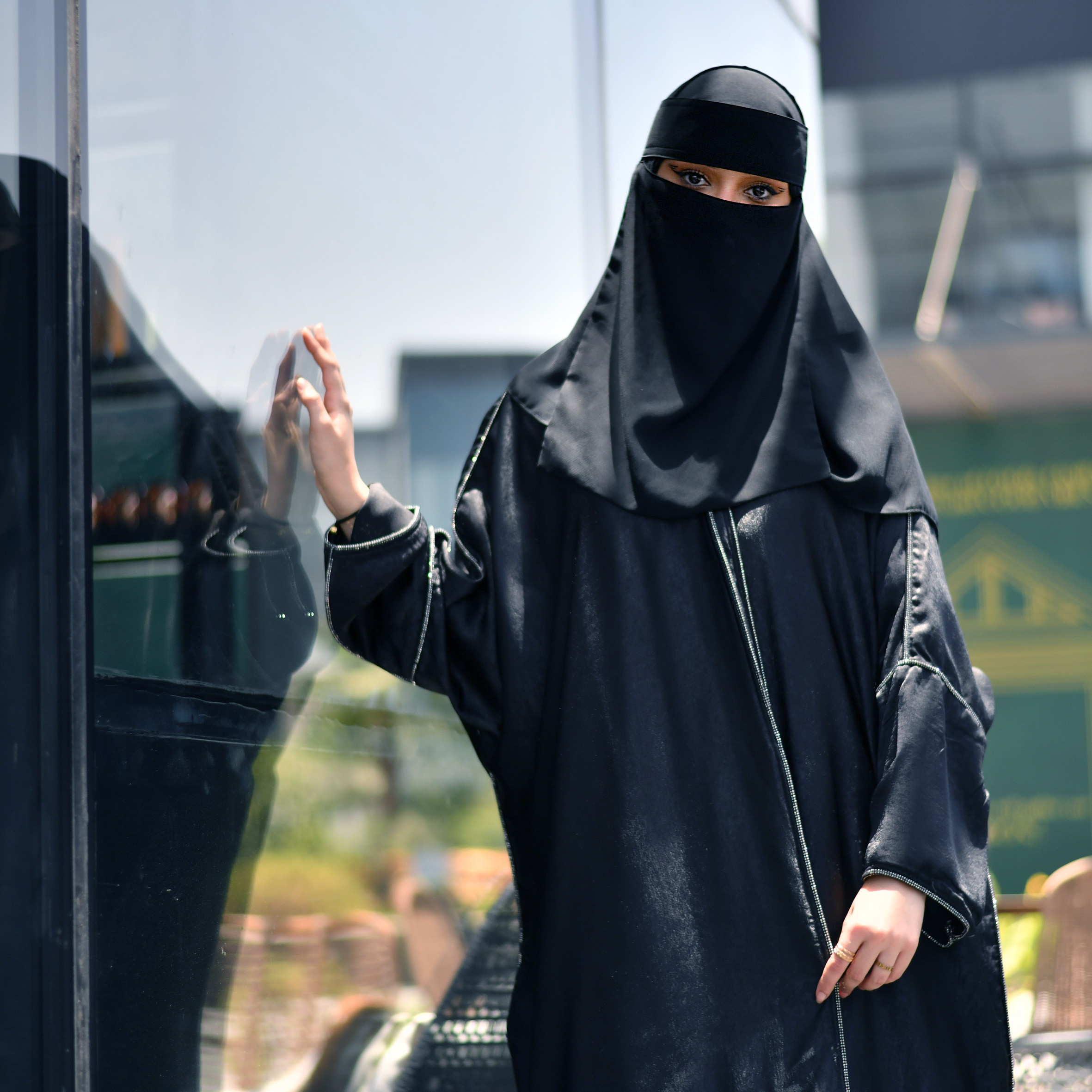  عباية لف سوداء من الأورقانزا مع تحديد الحواف بالكريستال الأبيض 