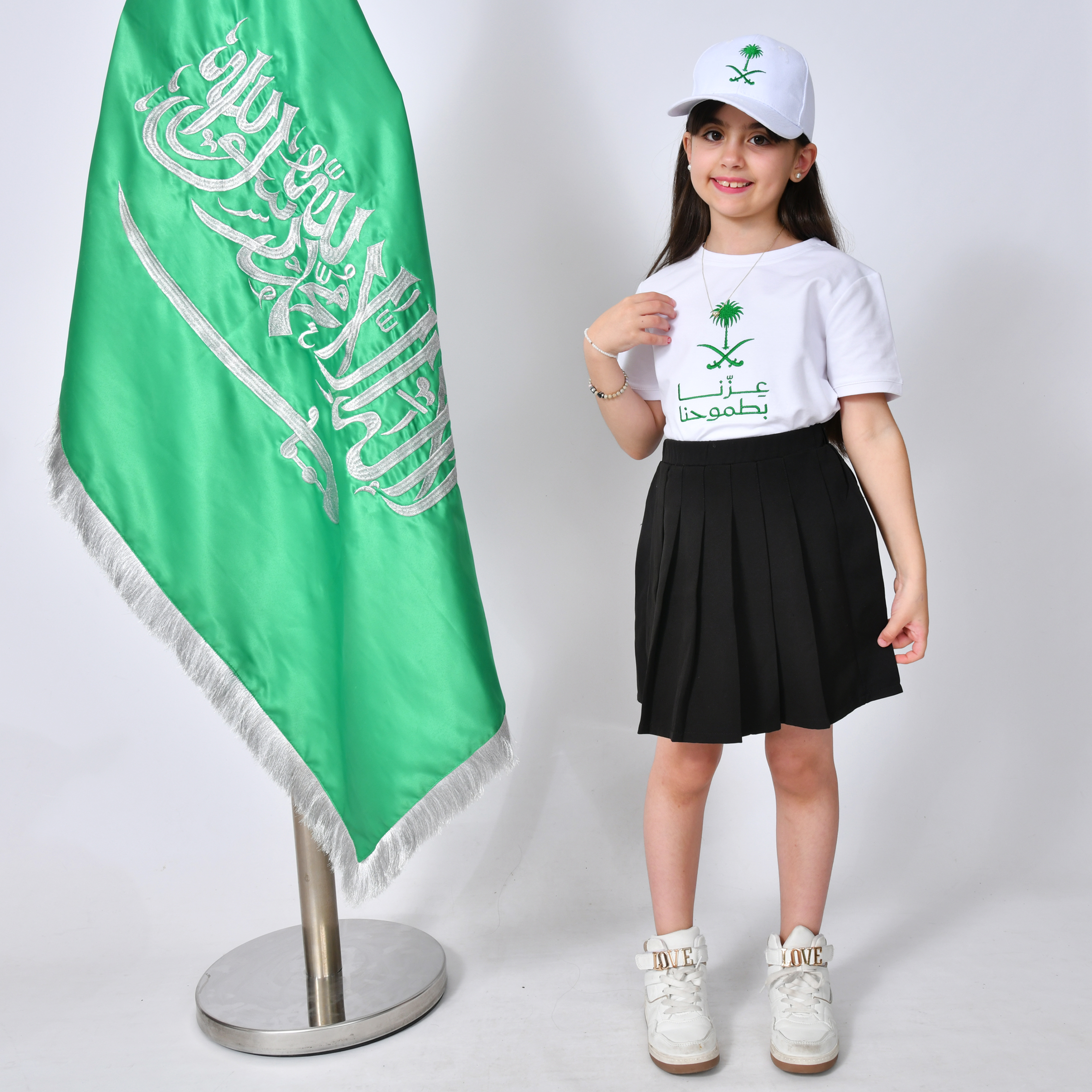  تيشيرت ابيض بتطريز شعار عزنا بطموحنا (للأولاد والبنات) 