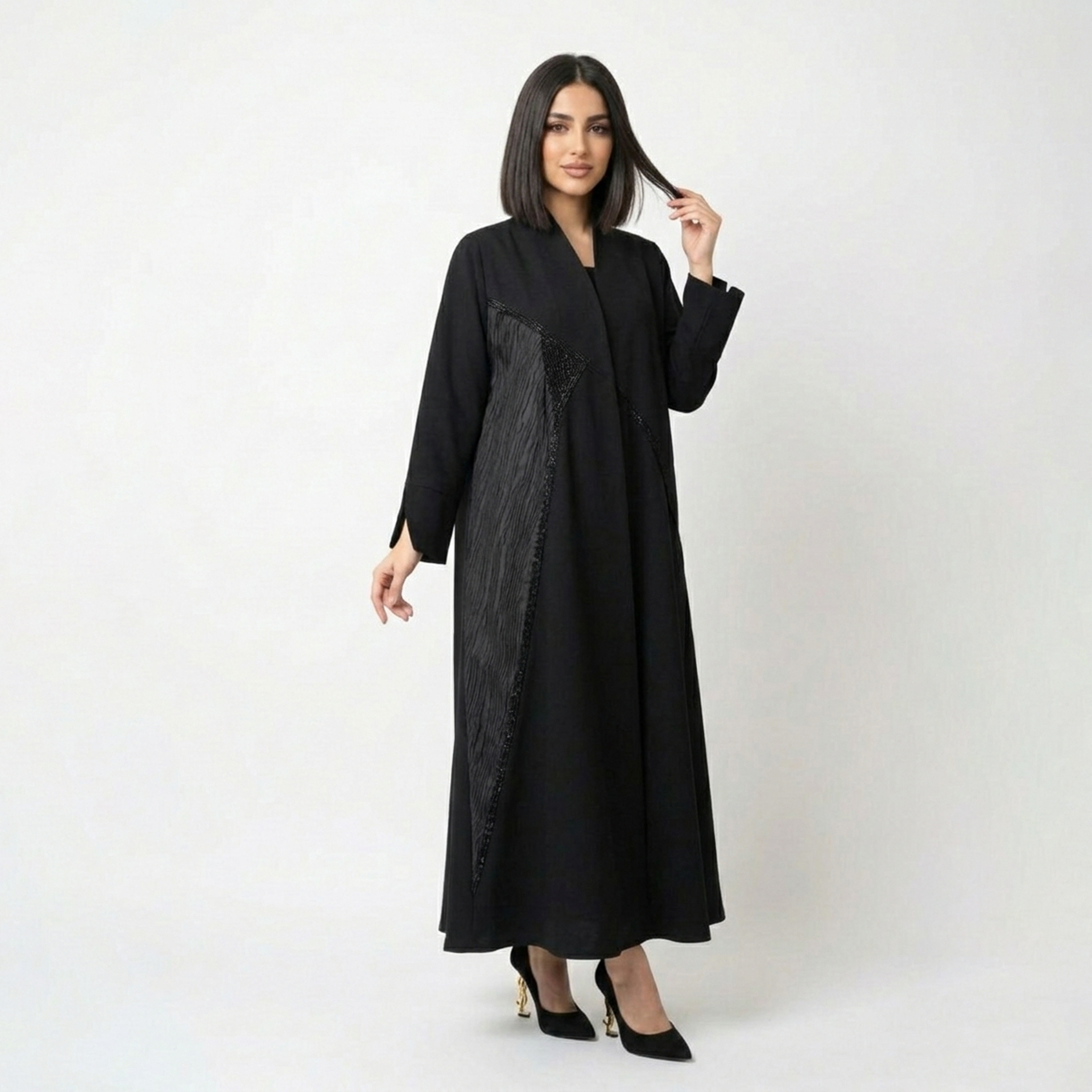  عباية باللون الأسود  بتداخل جاكار وشك راقٍ 