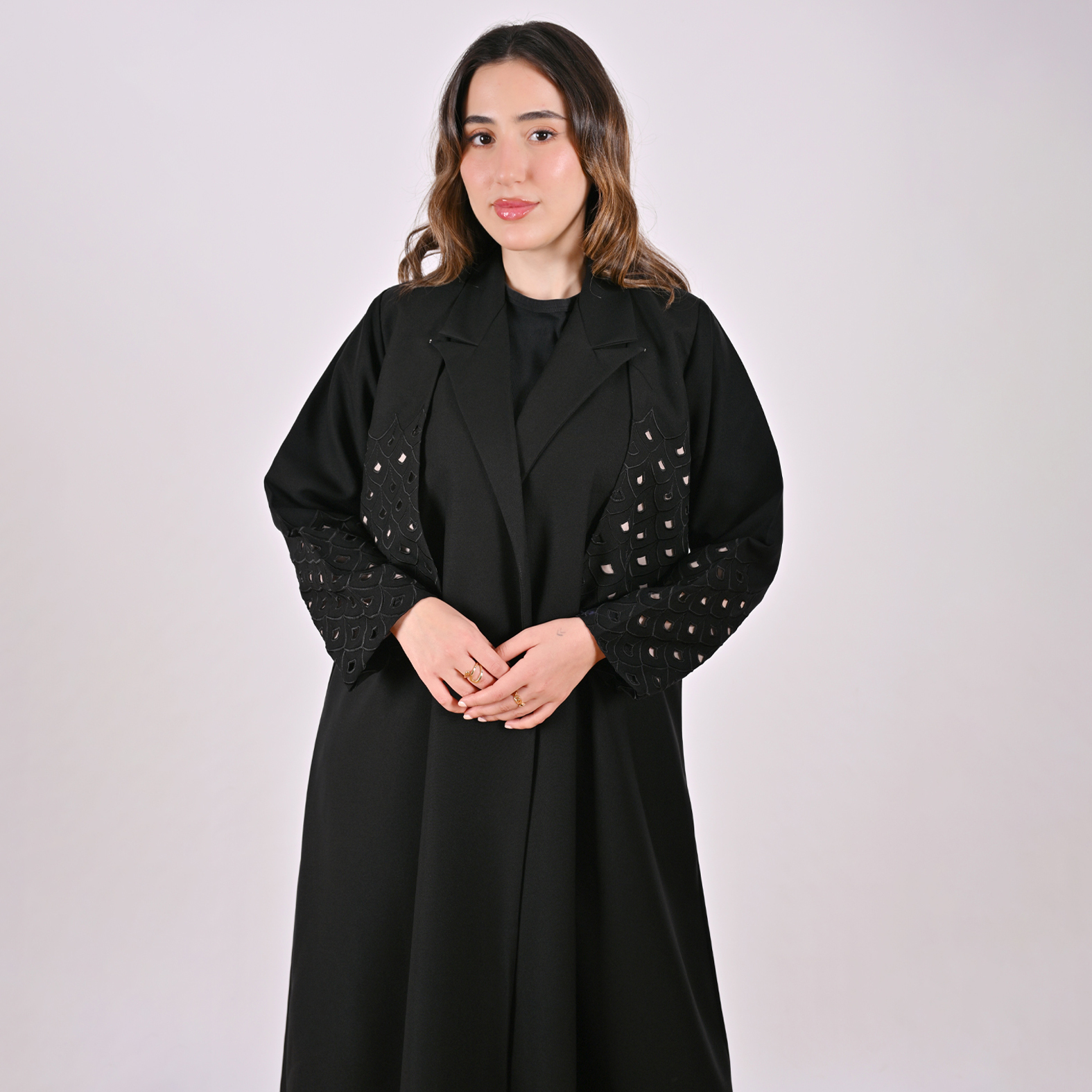  عباية بليزر اسود بقصة مميزة مع بطانة من الستان البيج 