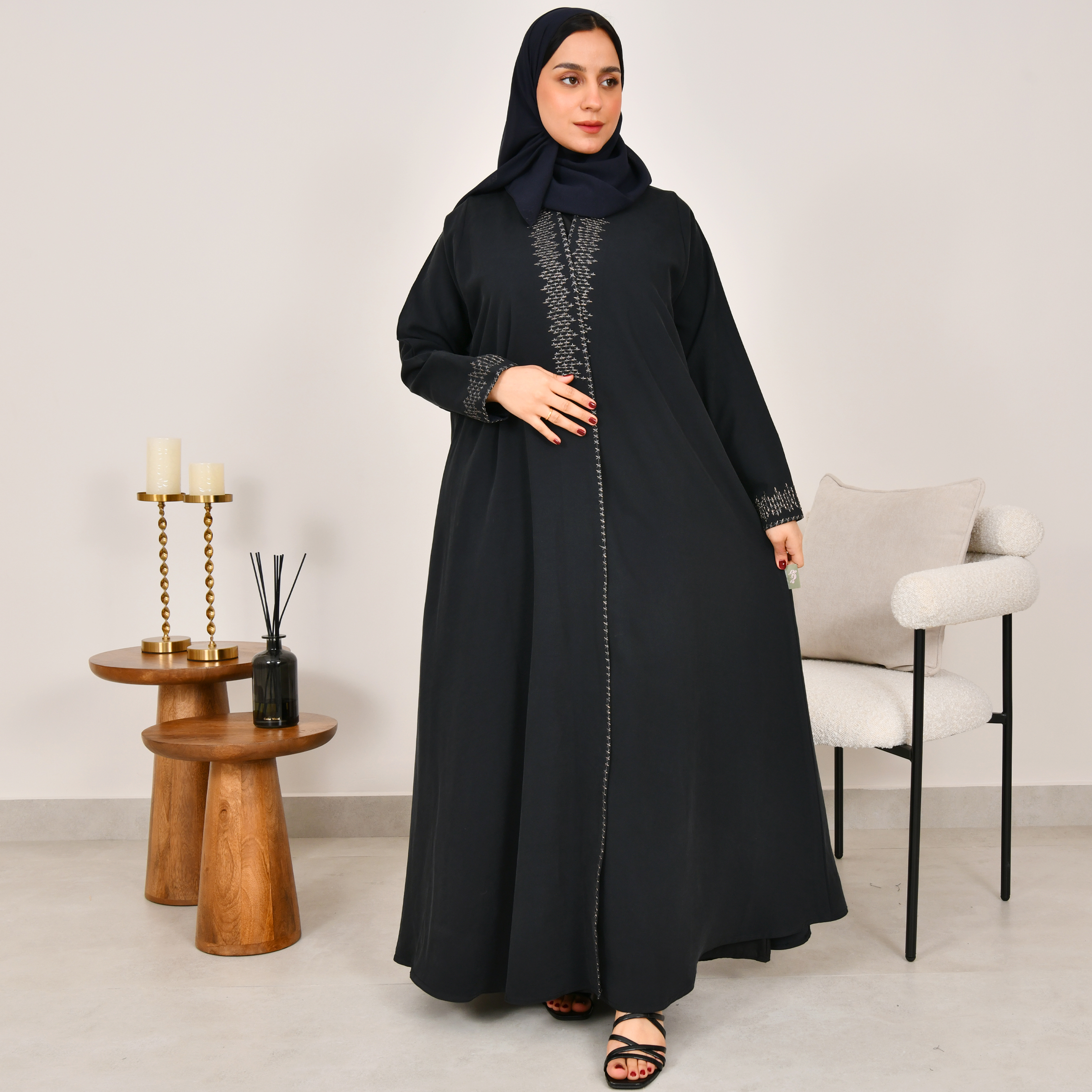  عباية لف  نص كلوش باللون الكحلي مزينة بتطريز  