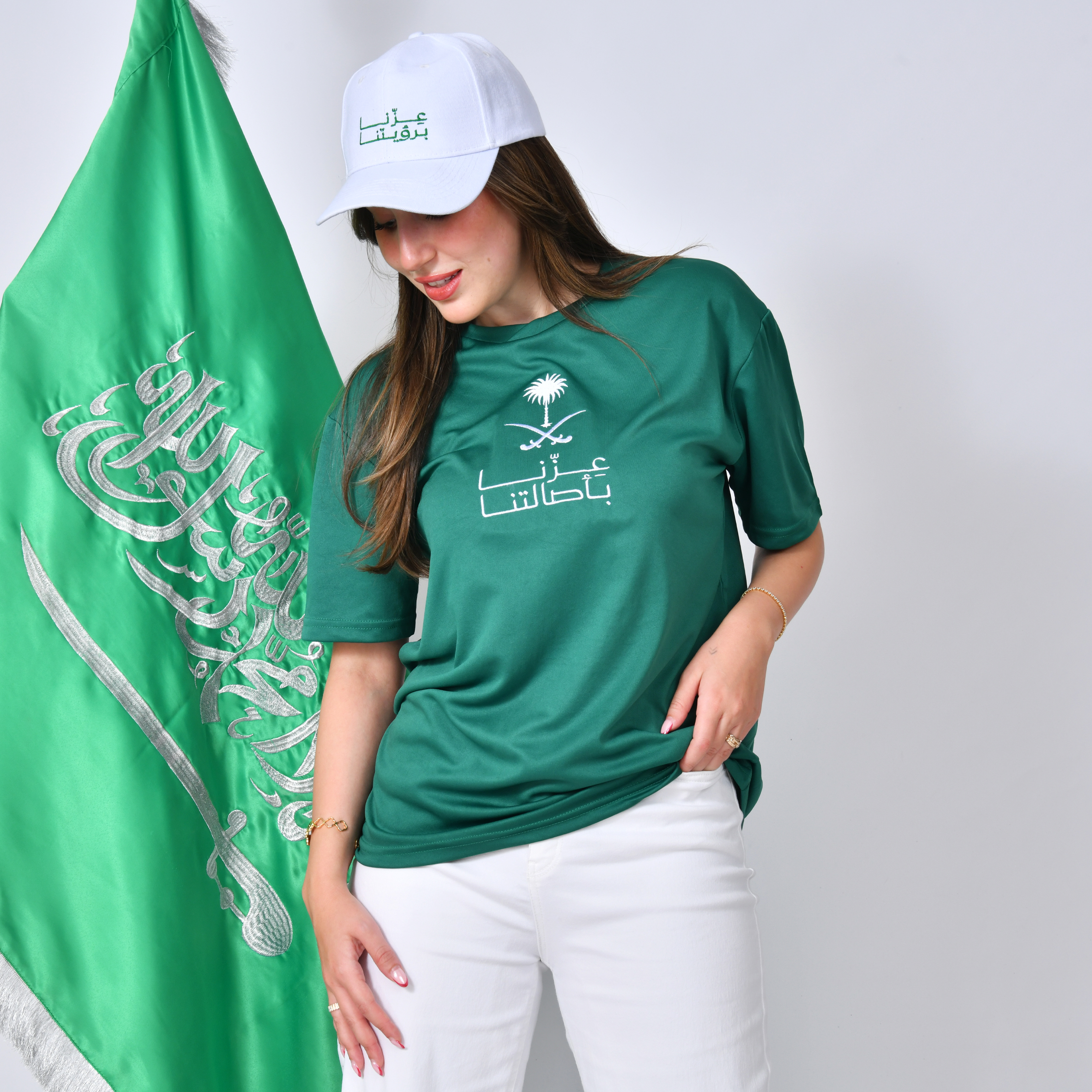  تيشيرت أخضر بتطريز شعار عزنا بأصالتنا مع سدو من الخلف  