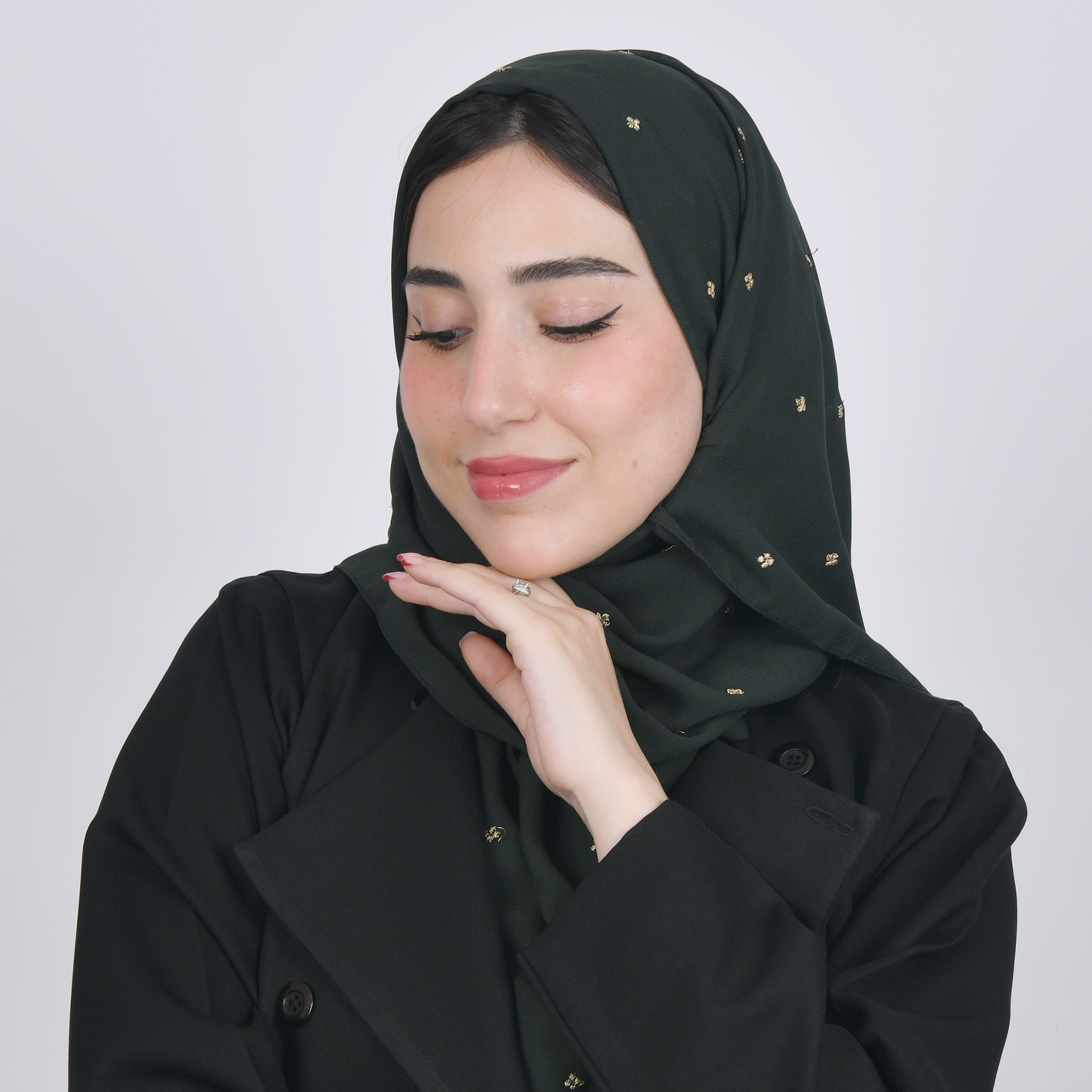  طرحه حرير بلون اخضر زيتي بتطريز زهور ذهبيه متفرقه 