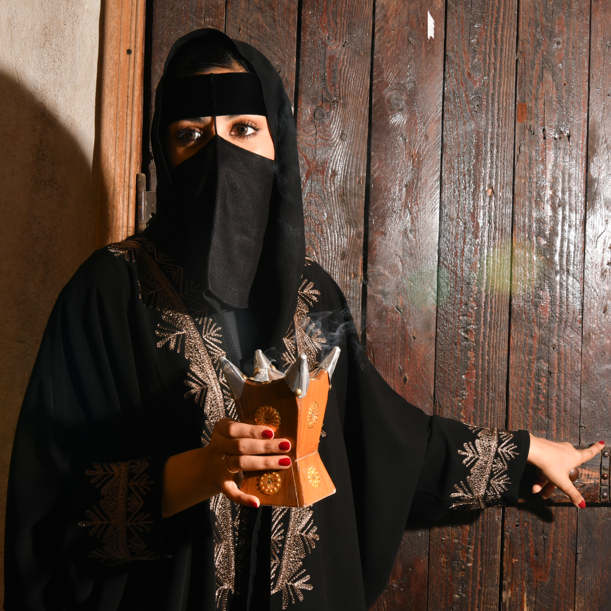  عباية بشت لف بتطريز نقوشات السدو المدموجة بالثقافة العسيرية باللون النحاسي الماع 