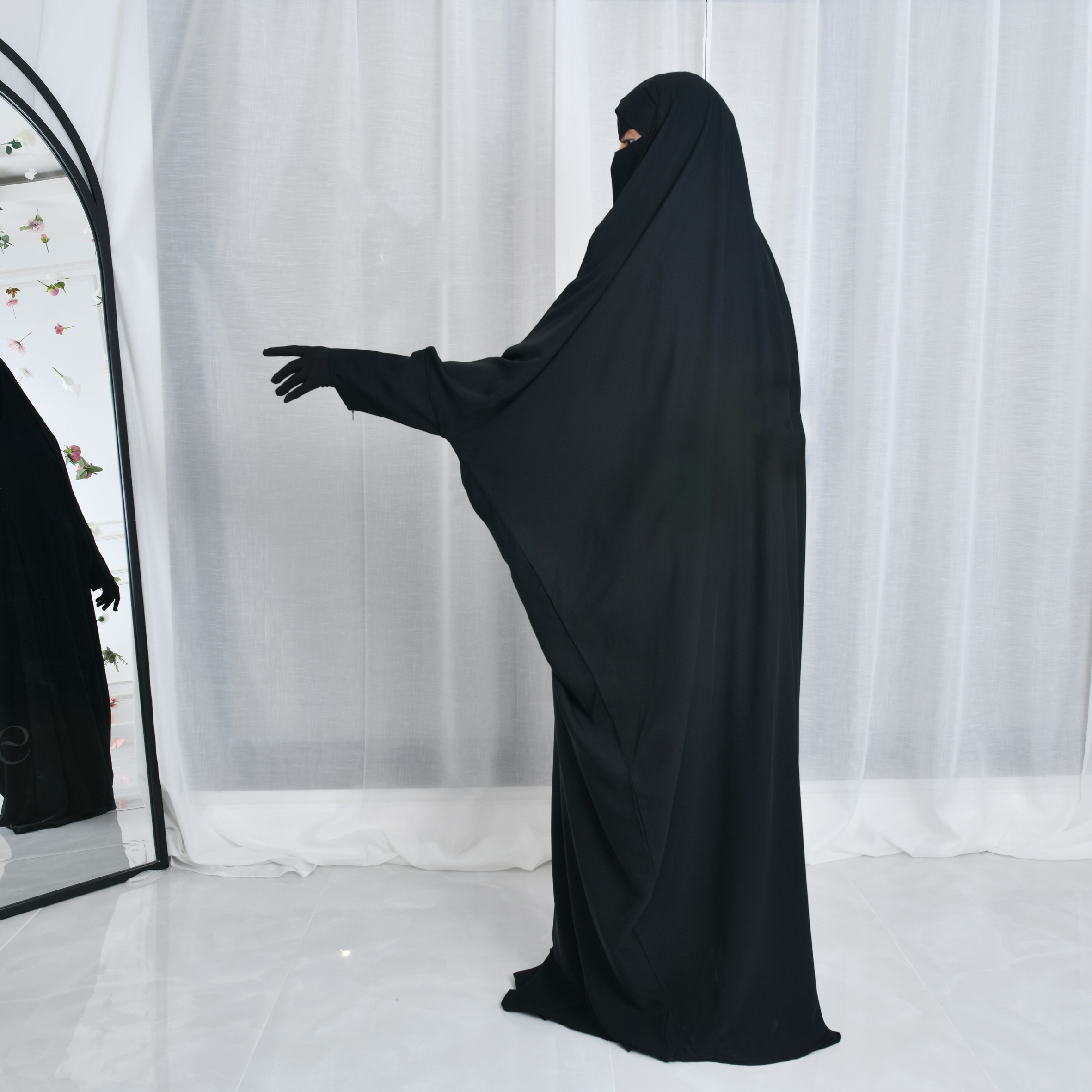  عباية راس مغلقة بقصة بشت بأكمام ضيقة وجيوب مغلقة بسحاب 
