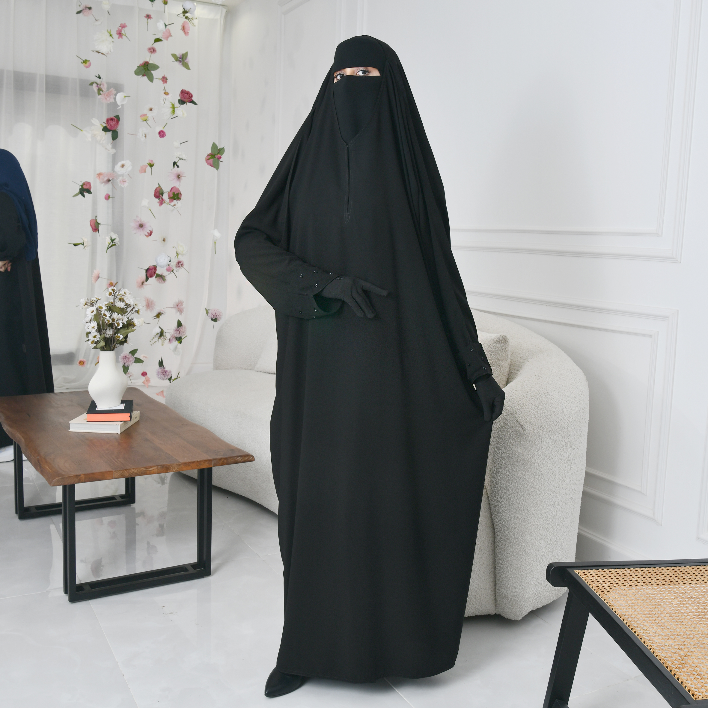  عباية راس مغلقة بطقطق من الاعلى بأكمام مزينة باللؤلؤ الاسود 
