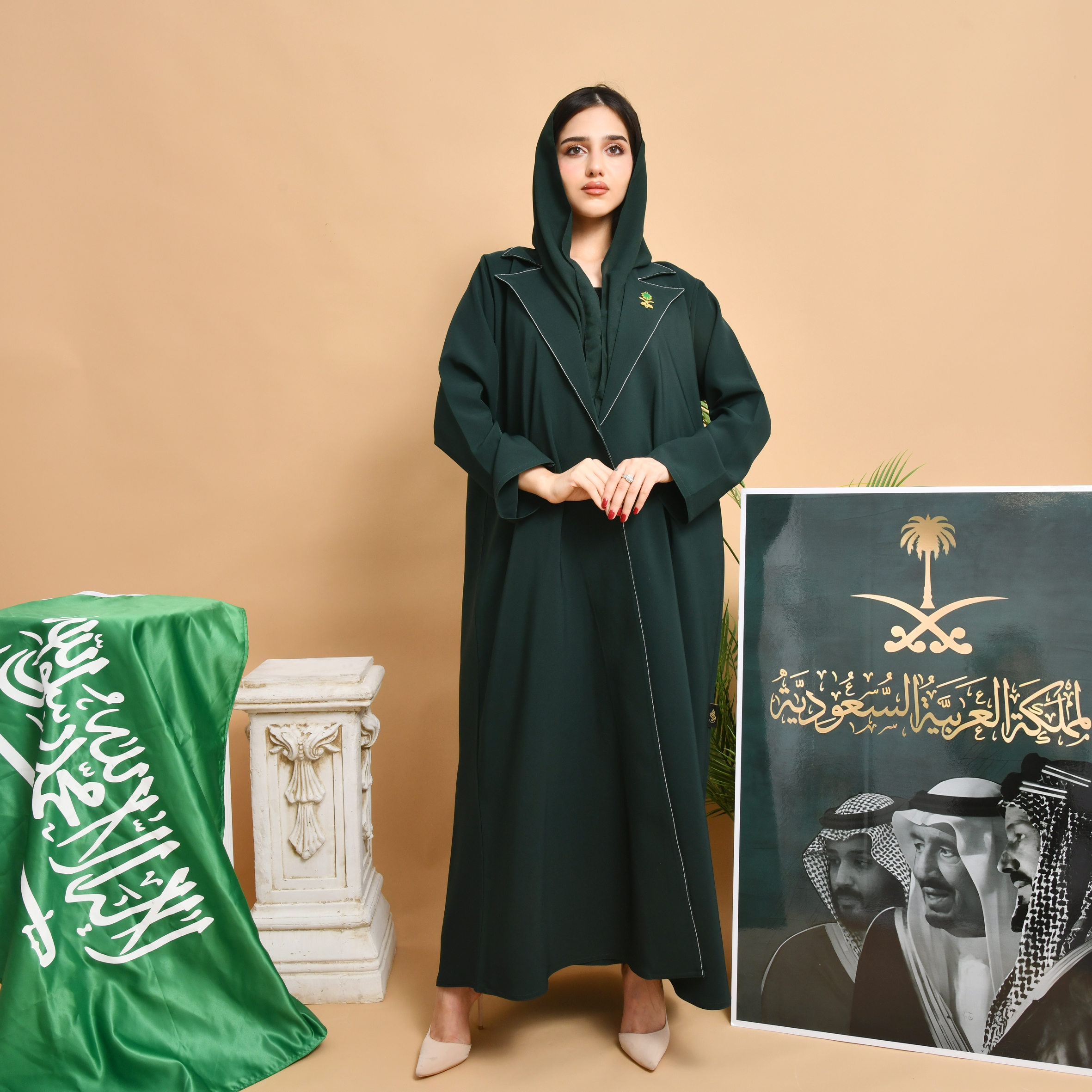  عباية بتصميم بليزر ربع كلوش بتطريز ابيض على الياقة  