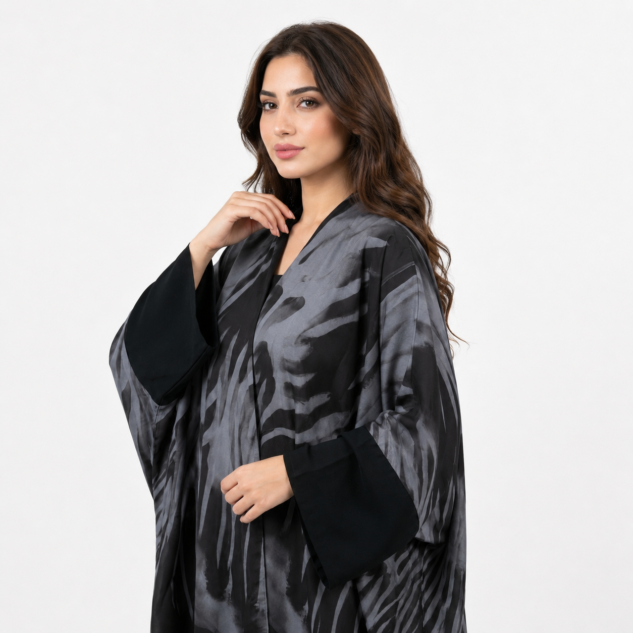  عباية فراشة نسائية  بطبعة عصرية من الأسود و ارمادي 