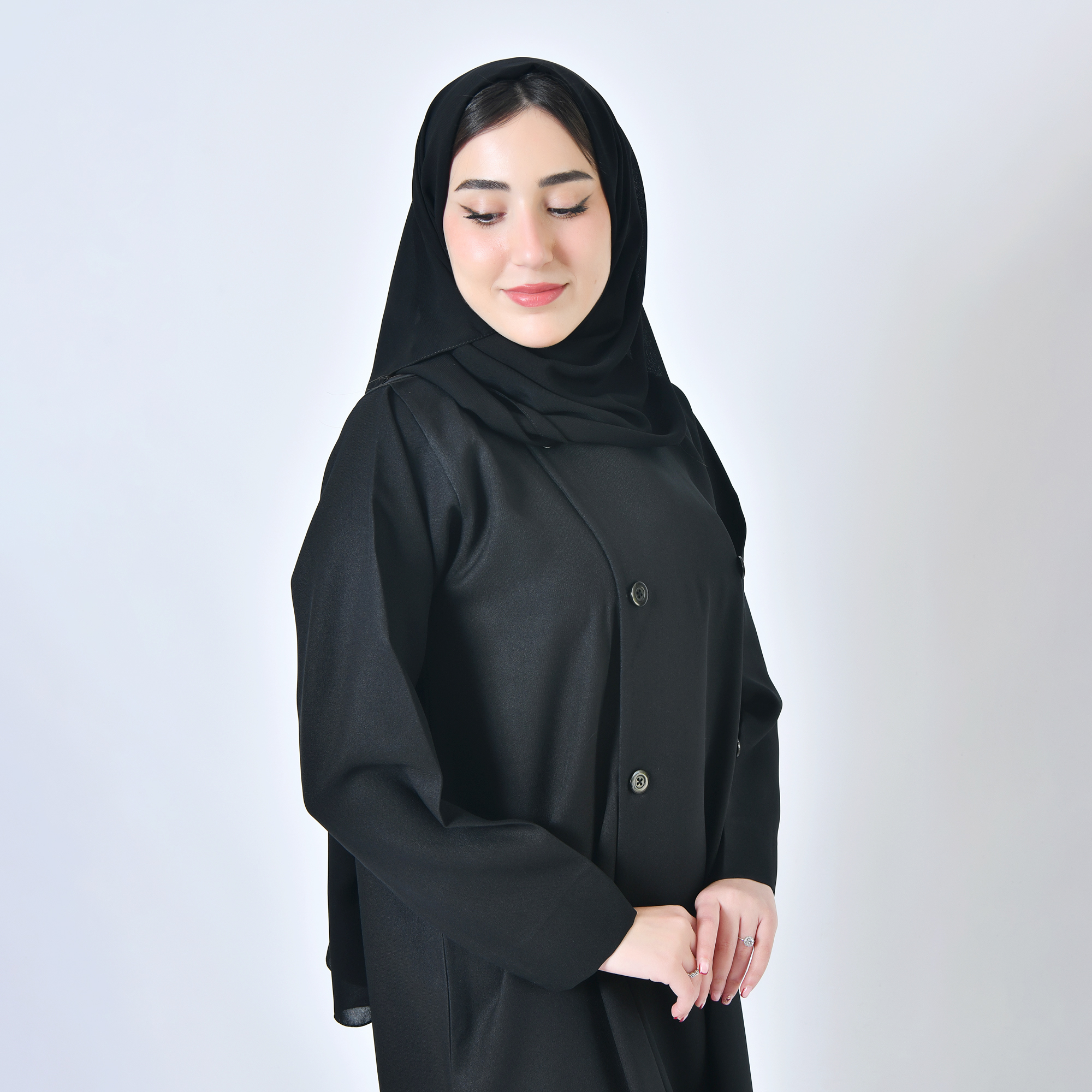  عبايه سوداء رسميه متعدده في طرق الاغلاق بطريقة ابداعيه 