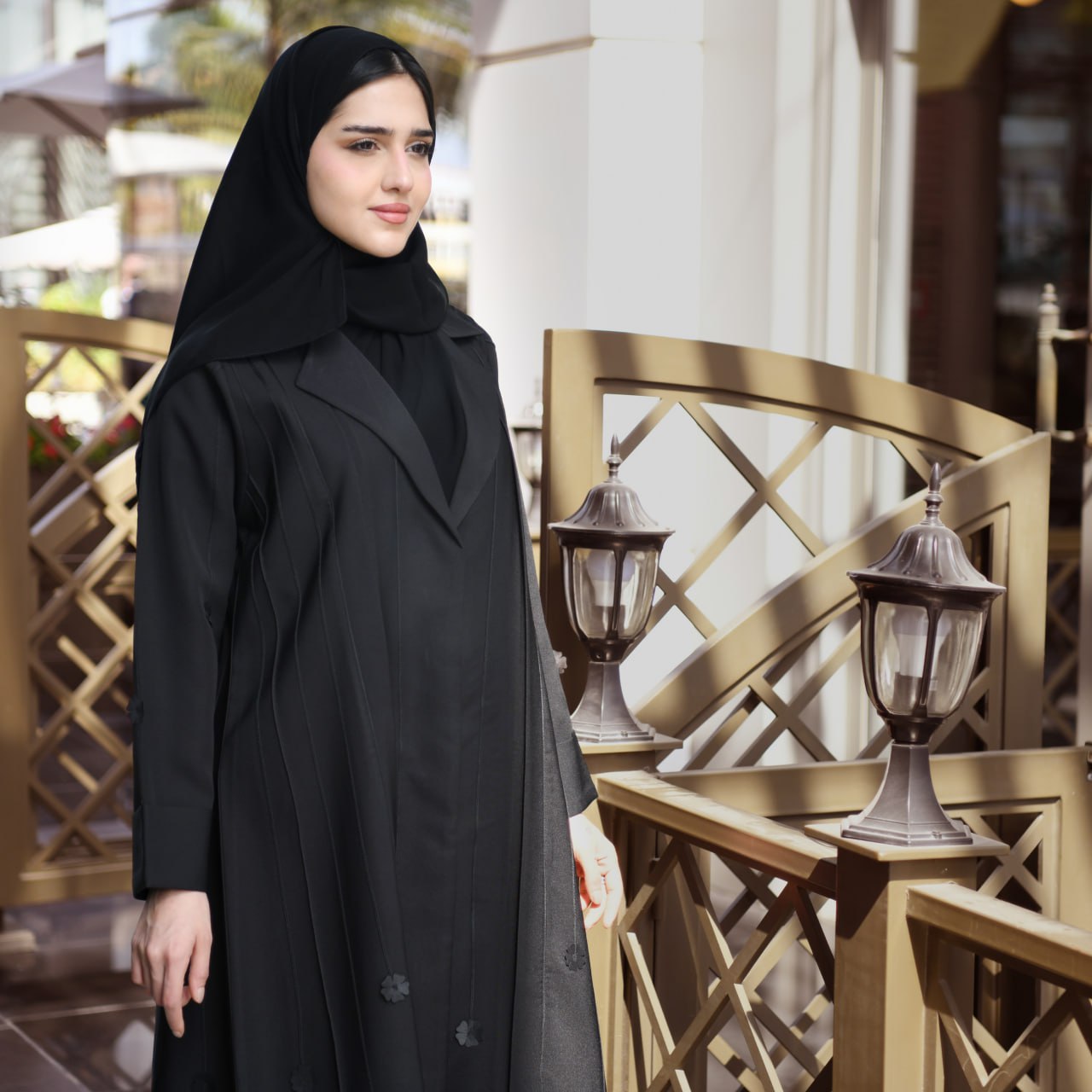  عباية سوداء ربع كلوش بقصة رسمية مزينة بقيطان وزهور سوداء 