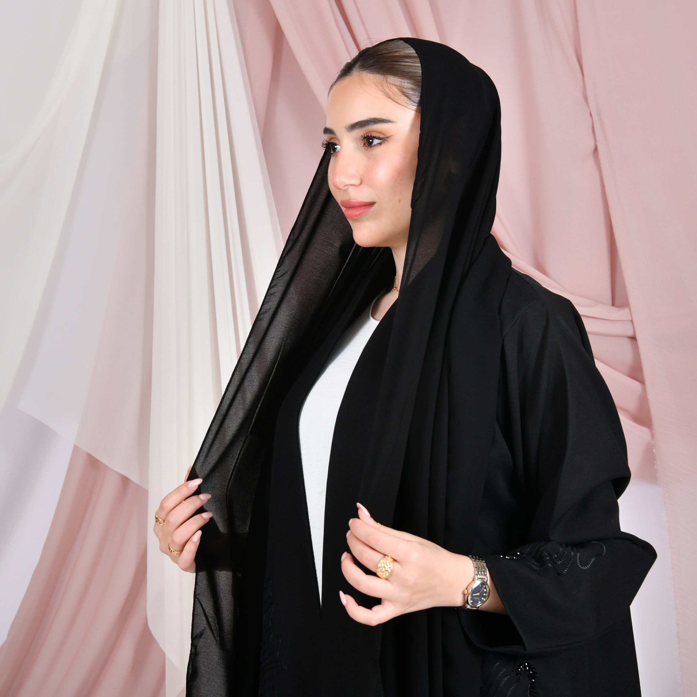  عباية بقصة رسمية بقماش الجاكار المنقش بنقوش كحلية مزينة بأزرار 