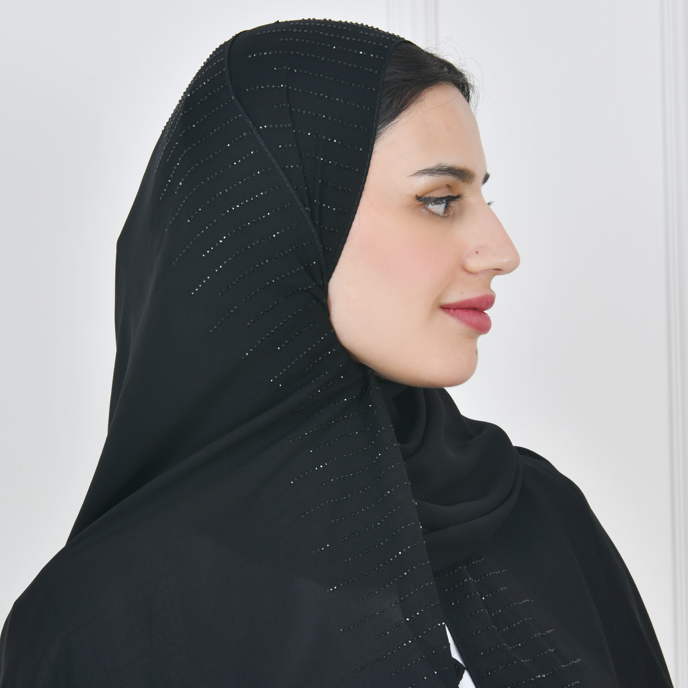  طرحه حرير بحافة مزينة  بالكريستال الأسود 