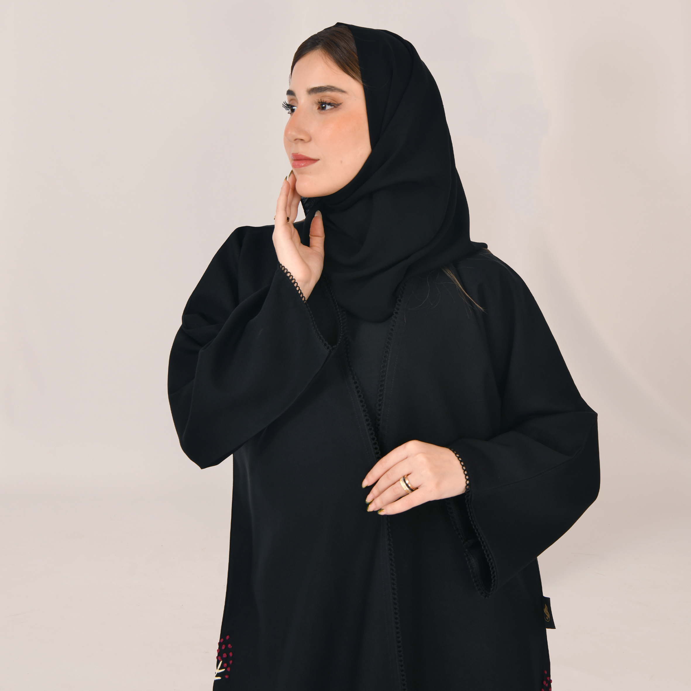  عباية لف سوداء وتطريز يدوي على جانبي العباية من الأسفل 