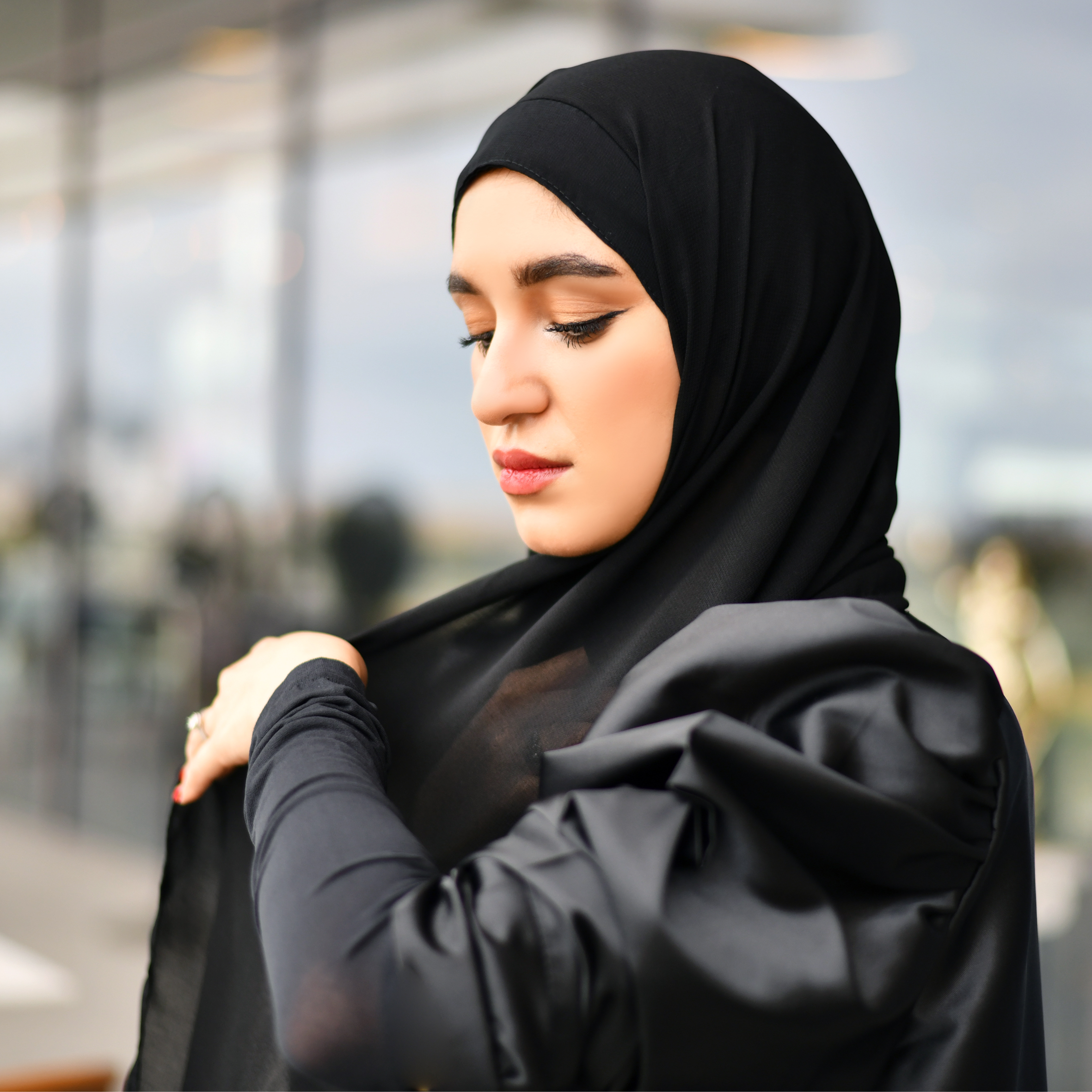  طرحة سوداء بربطة مخفية 