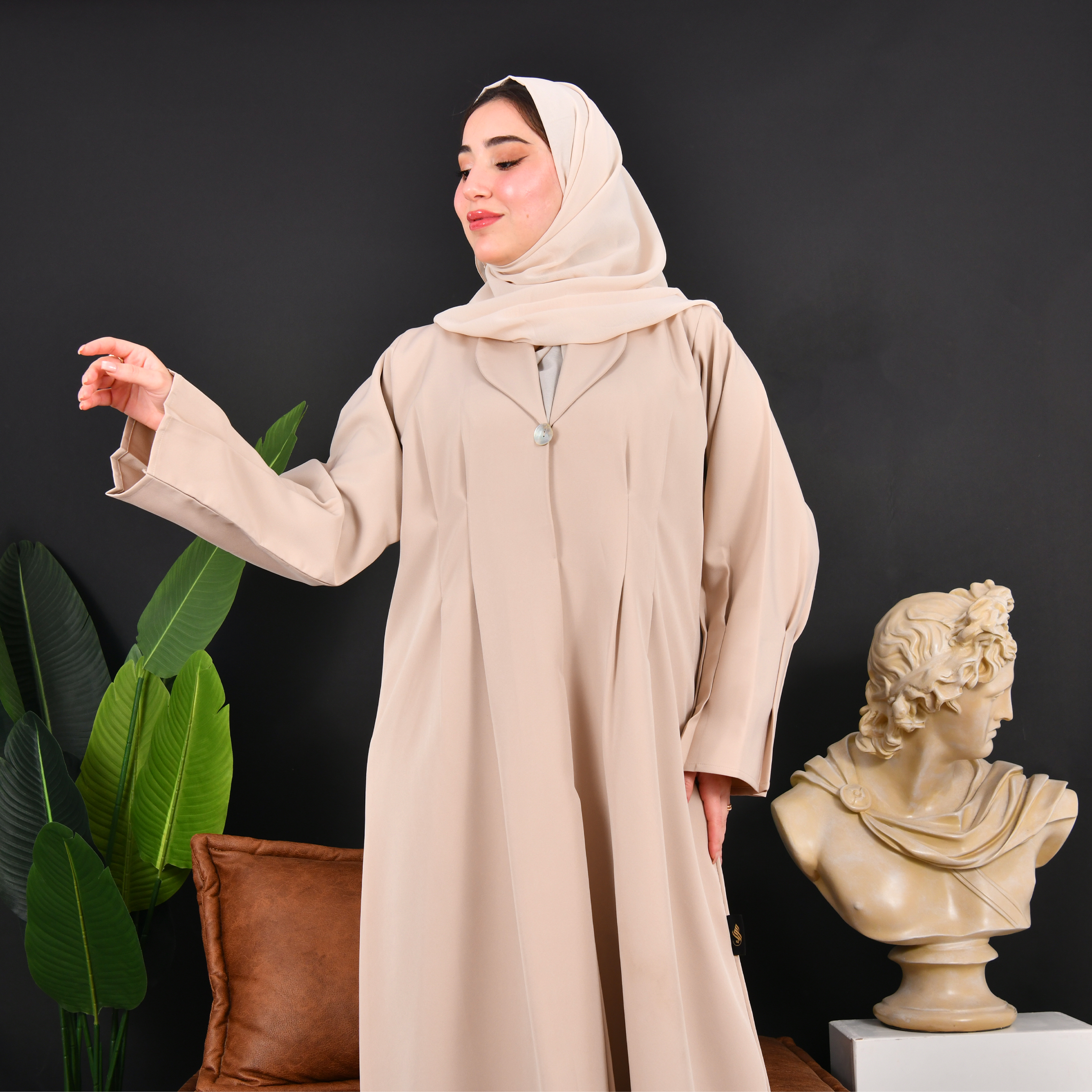  بليزر رسمي باللون البيج بكسرات من الخلف و الاكمام بزر اغلاق 
