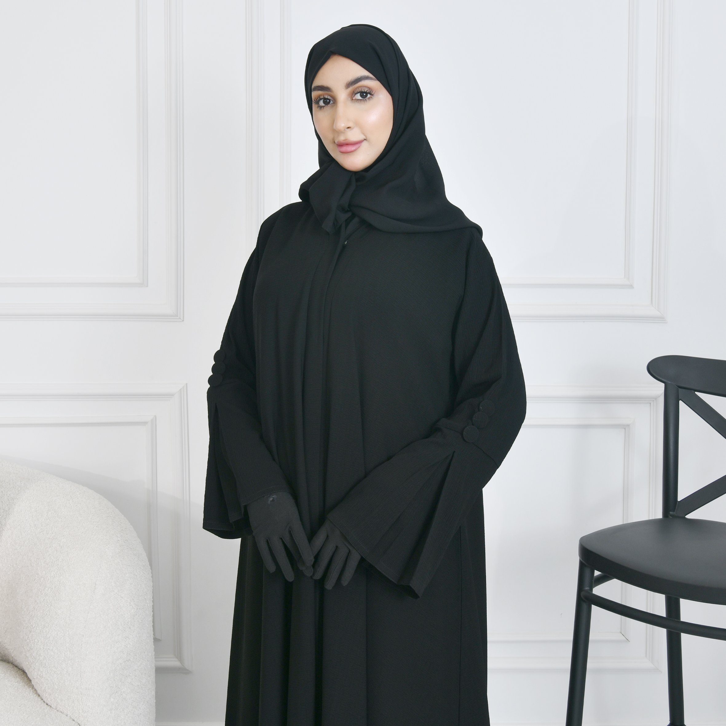  عباية كتف سوداء سادة بكم واسع وكسرات مزينة بأزرار 