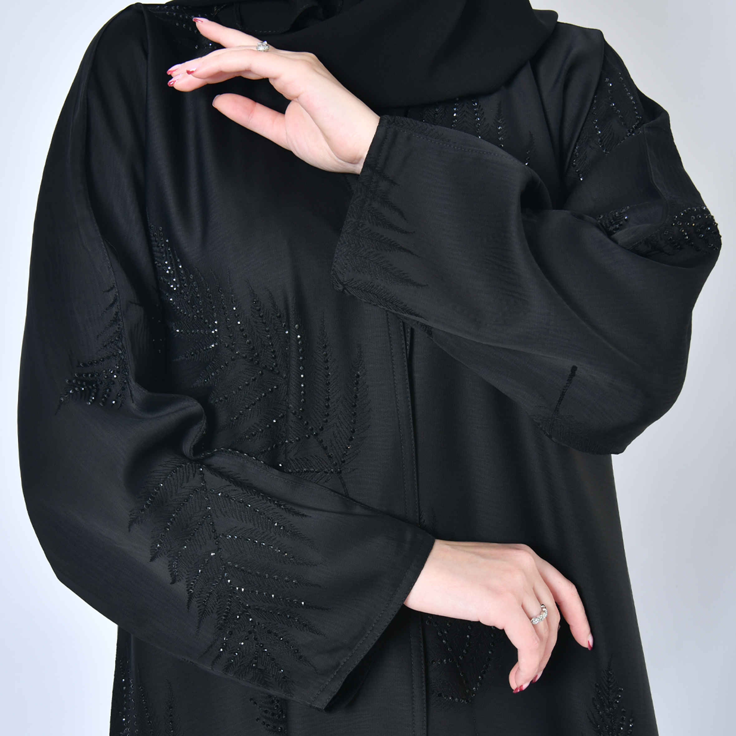  عباية لف سوداء بتطريز ورقي على كامل القماش مزين بفصوص سوداء براقة  