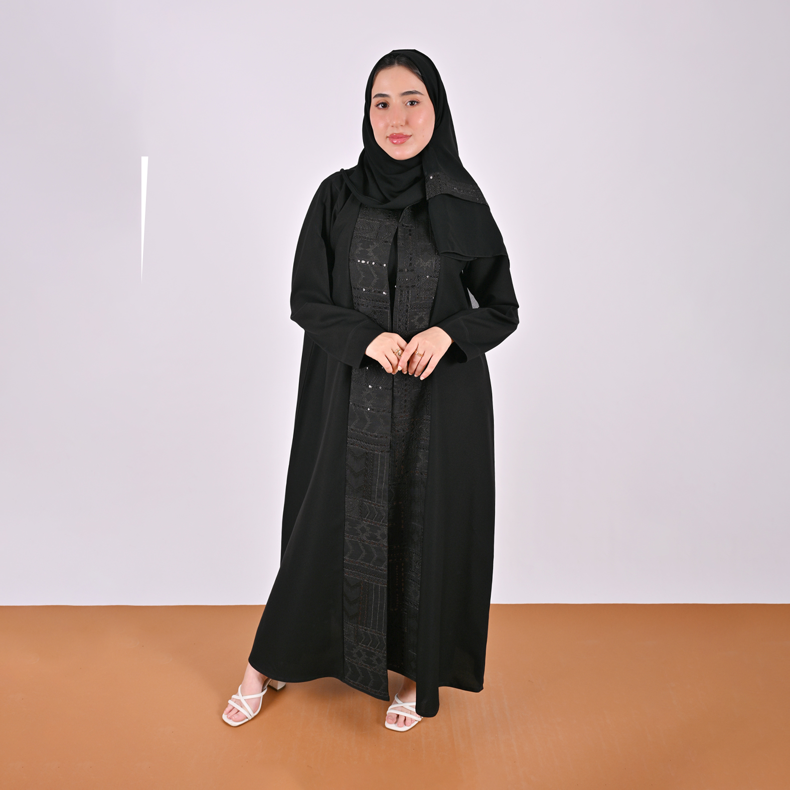  عباية لف سوداء مزينة بكلفة براقه على الواجهة 
