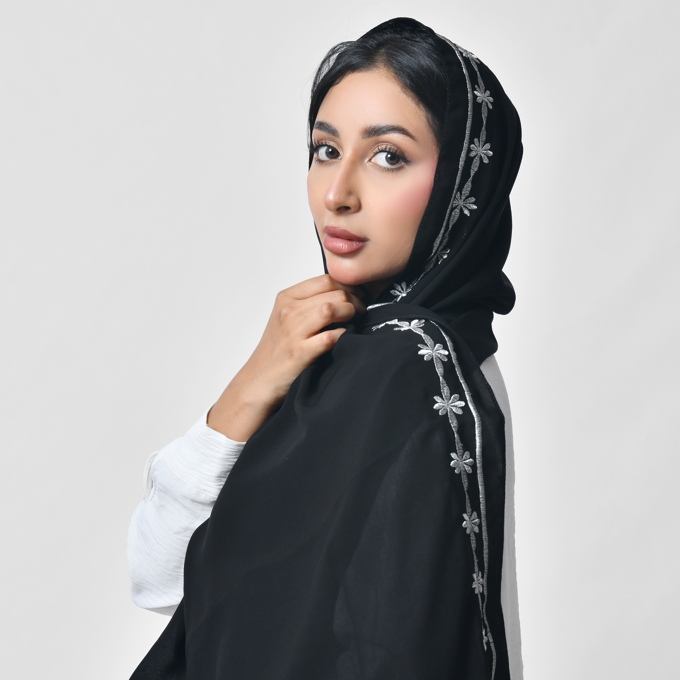  طرحة سوداء بتطريز فضي زاهي 