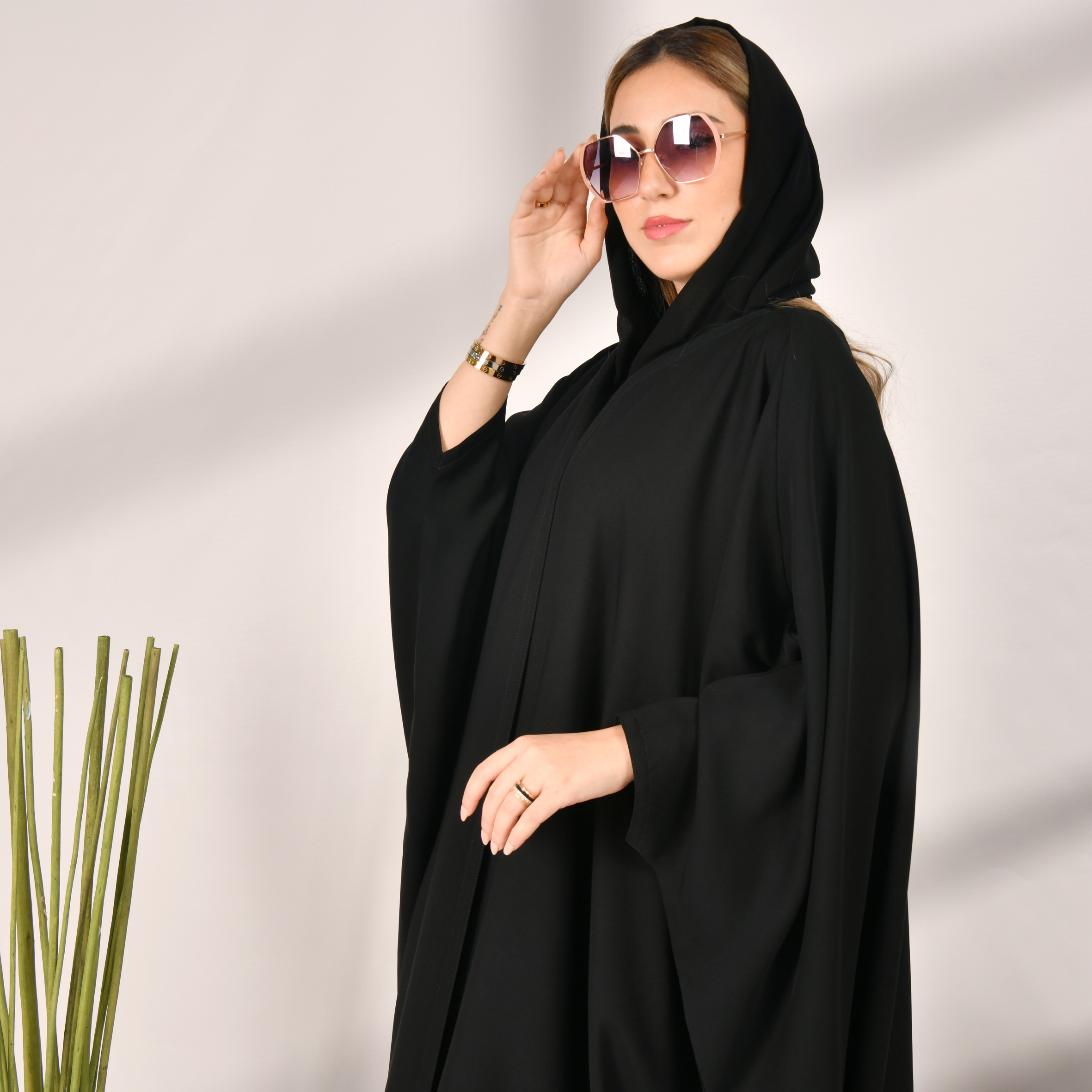  عباية سوداء سادة موديل فراشة   بقماش صيفي بارد 