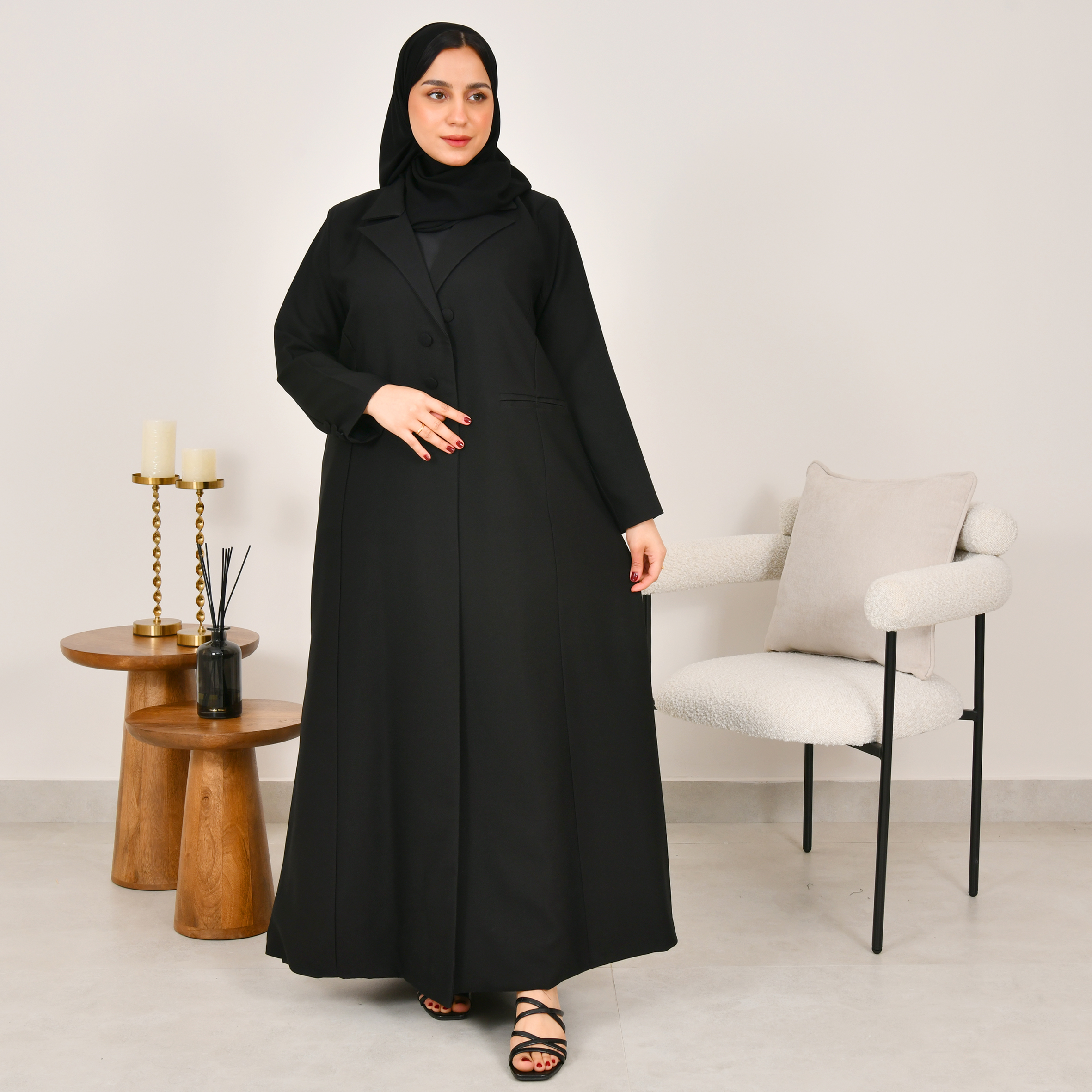 بليزر لف باللون الاسود بقصة ربع كلوش مع جيوب امامية 