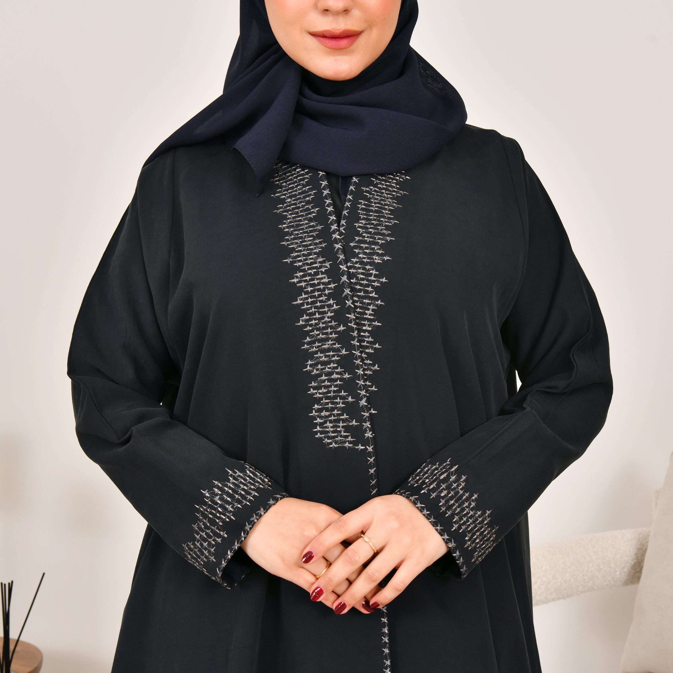  عباية لف  نص كلوش باللون الكحلي مزينة بتطريز  