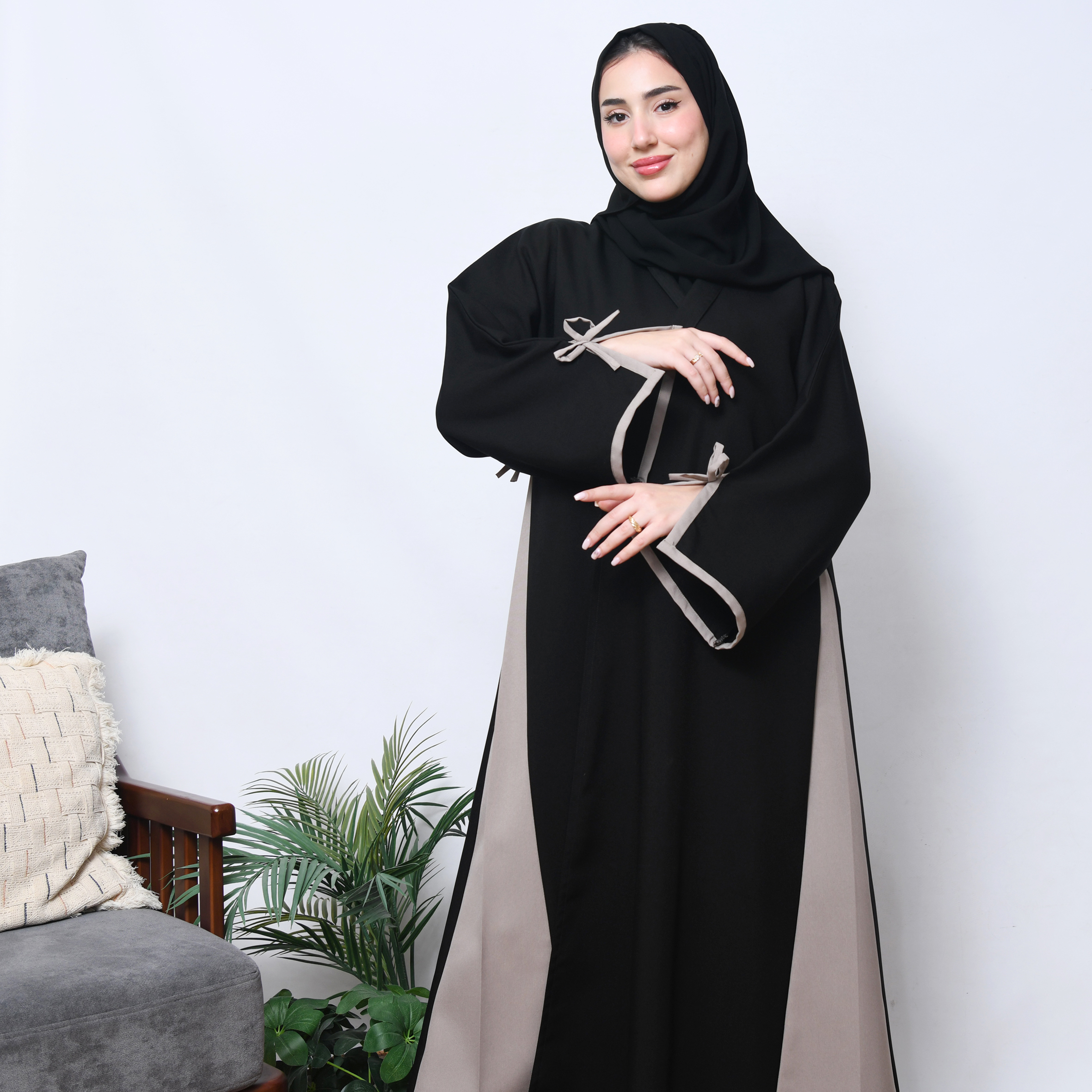  عباية لف كلوش بسيط وراقي بتداخل اللون البيج على الاكمام وبشكل سهمي اسفل العباية مع إضافة ربطة الفيونكة  