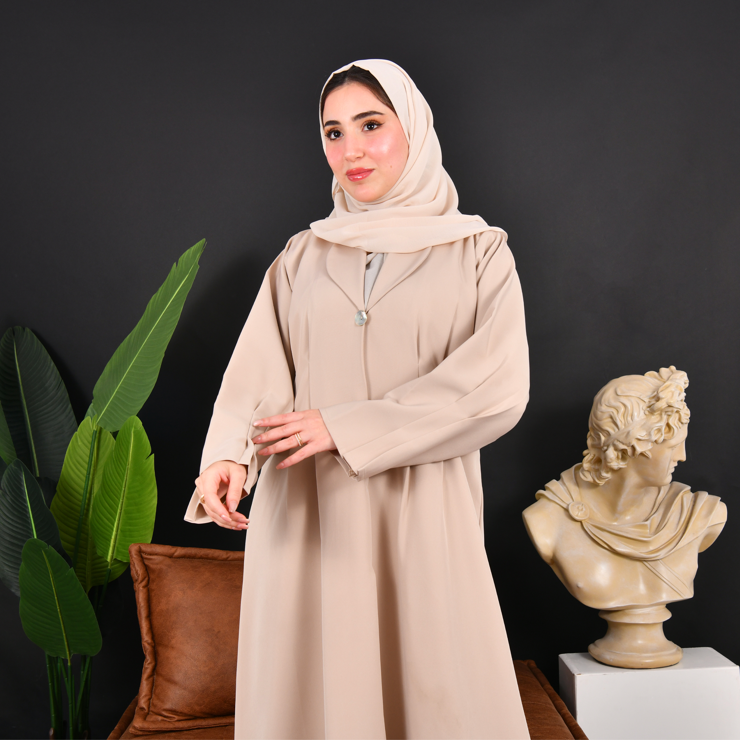  بليزر رسمي باللون البيج بكسرات من الخلف و الاكمام بزر اغلاق 