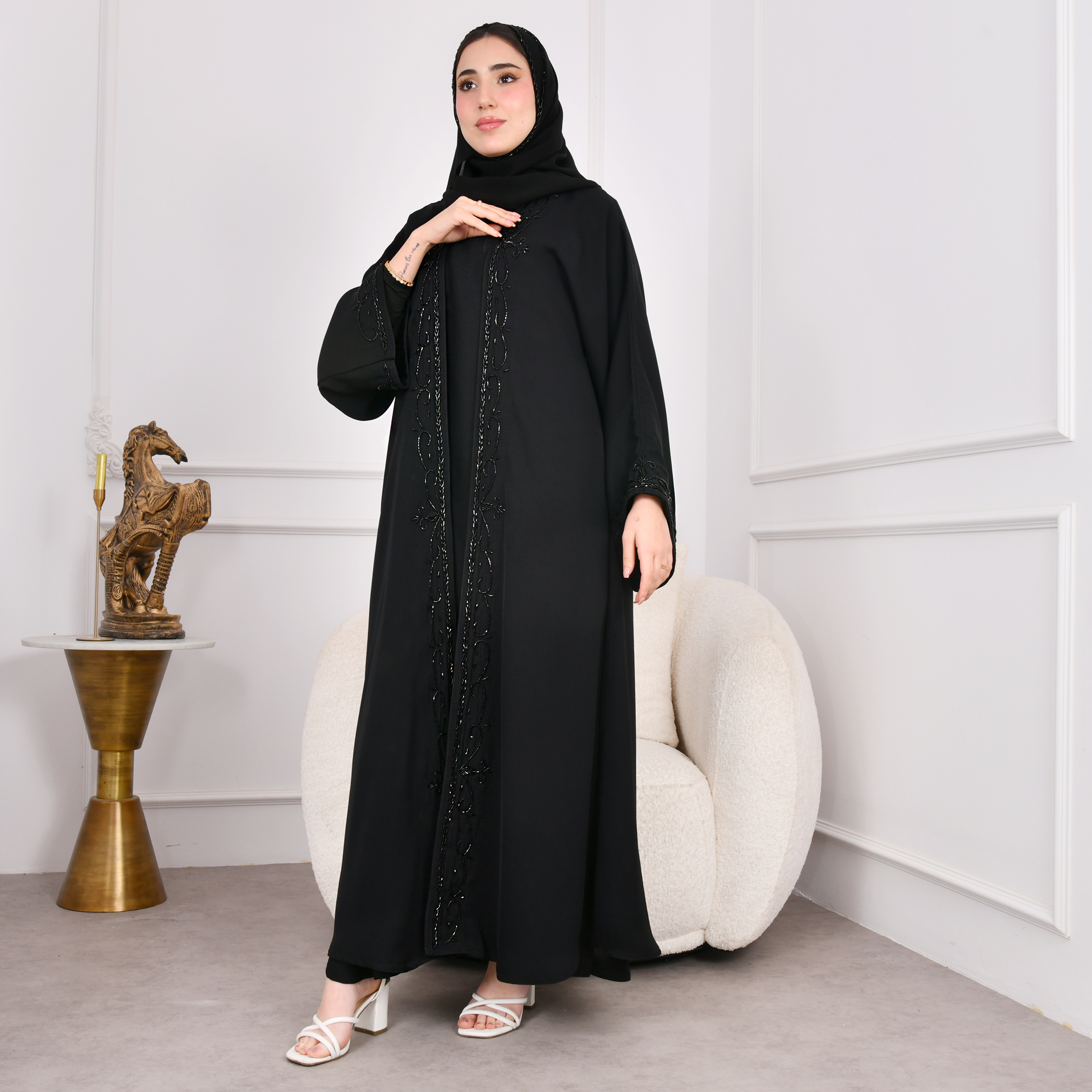  عباية سوداء بكم واسع وفستان متصل مزينة بشك اسود بارز 