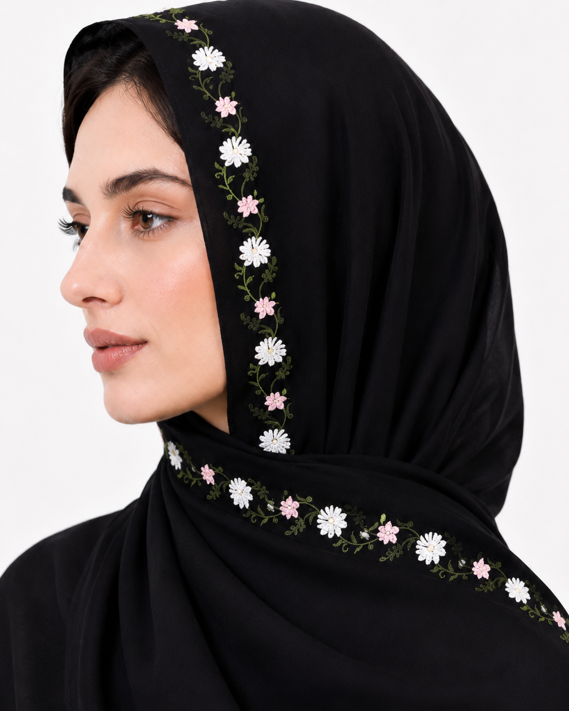  طرحج باللون الاسود مزينة بتطريز زهري 