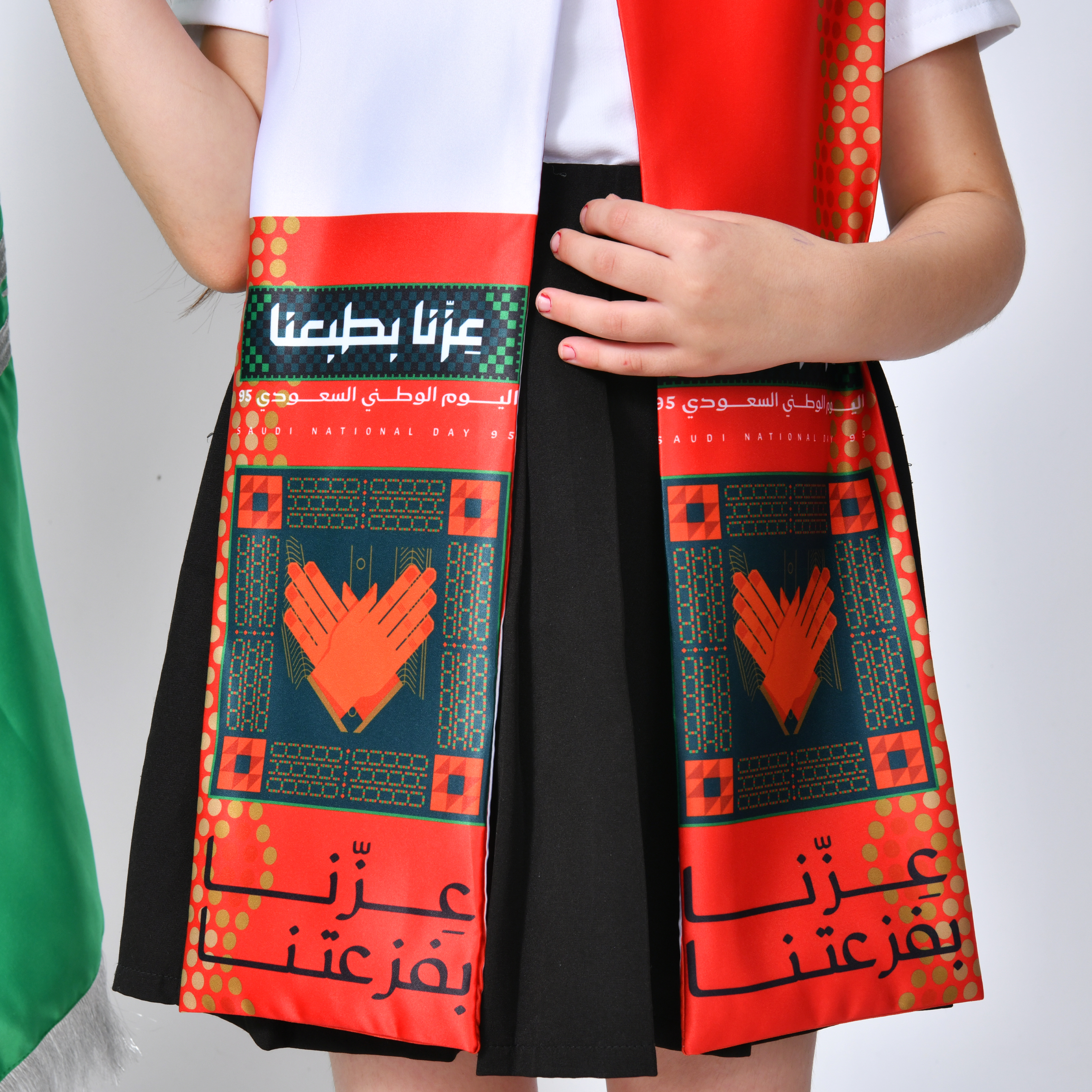  وشاح اليوم الوطني بشعار - احمر (للأولاد والبنات) 
