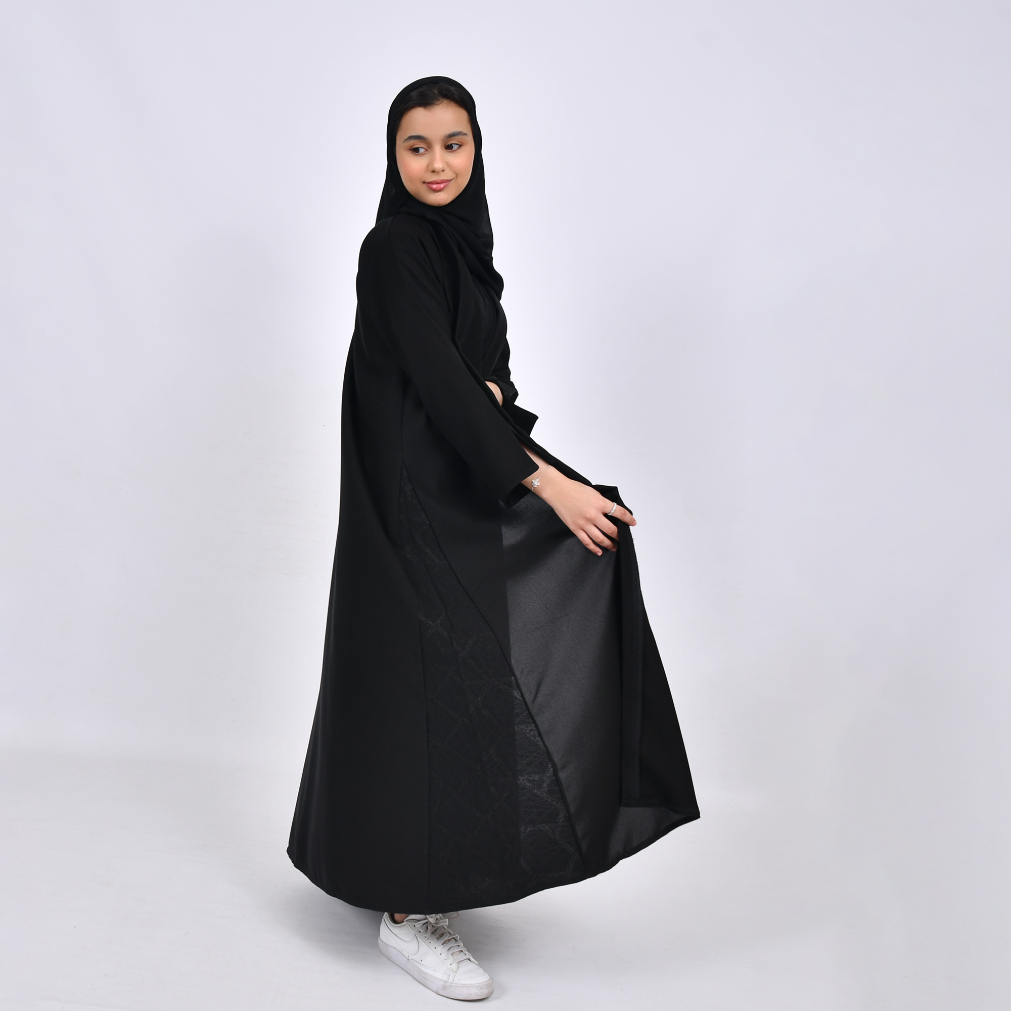  عباية بناتيه بقصة ربع كلوش من قماش الكريب وتداخل الجاكار على جانبي العباية بشكل سهمي والاكمام 