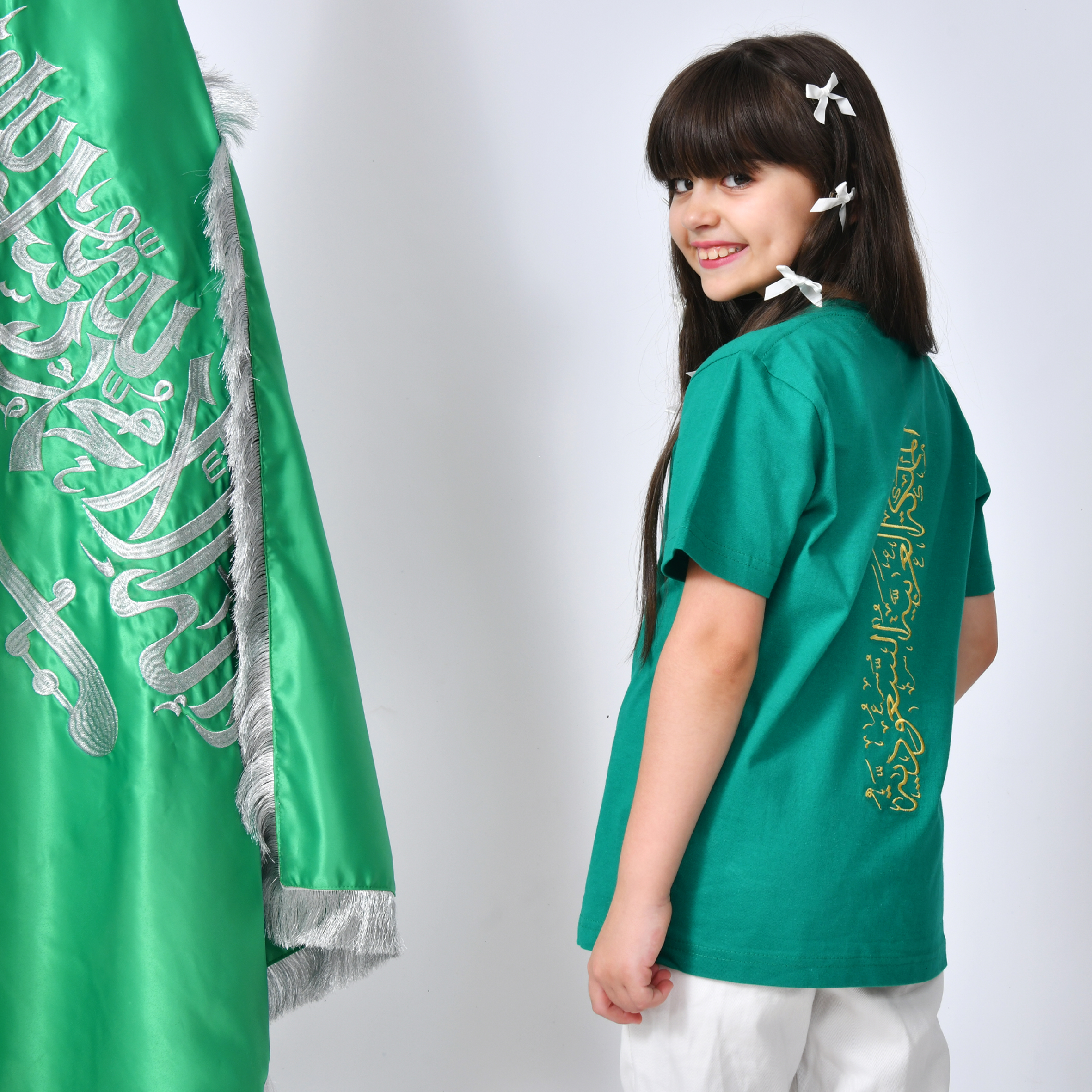  تيشيرت اخضر بتطريز ذهبي شعار عزنا بطبعنا ( للأولاد والبنات) 