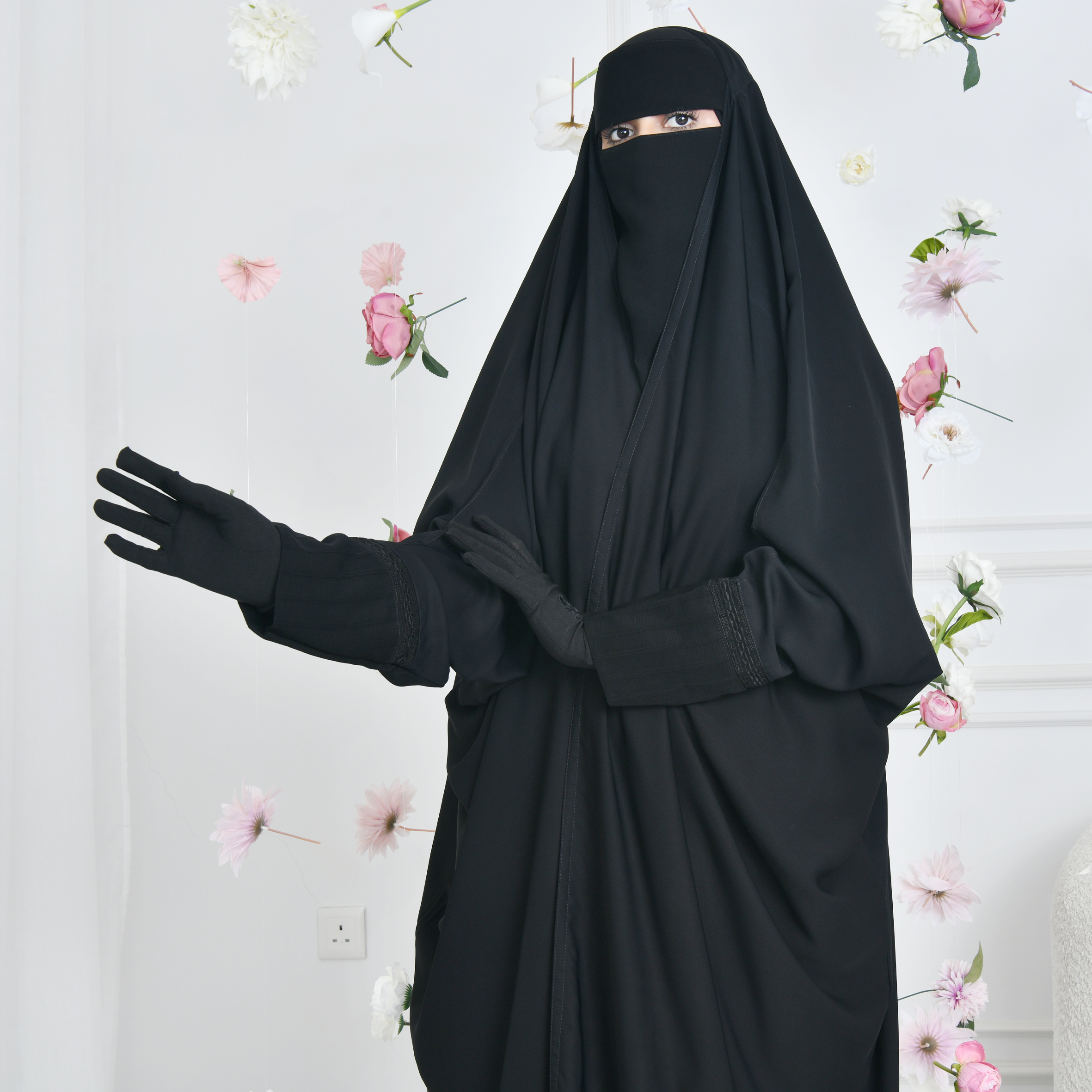  عباية راس بقصة واسعه لف بأكمام ضيقة مزينة بكلفة 