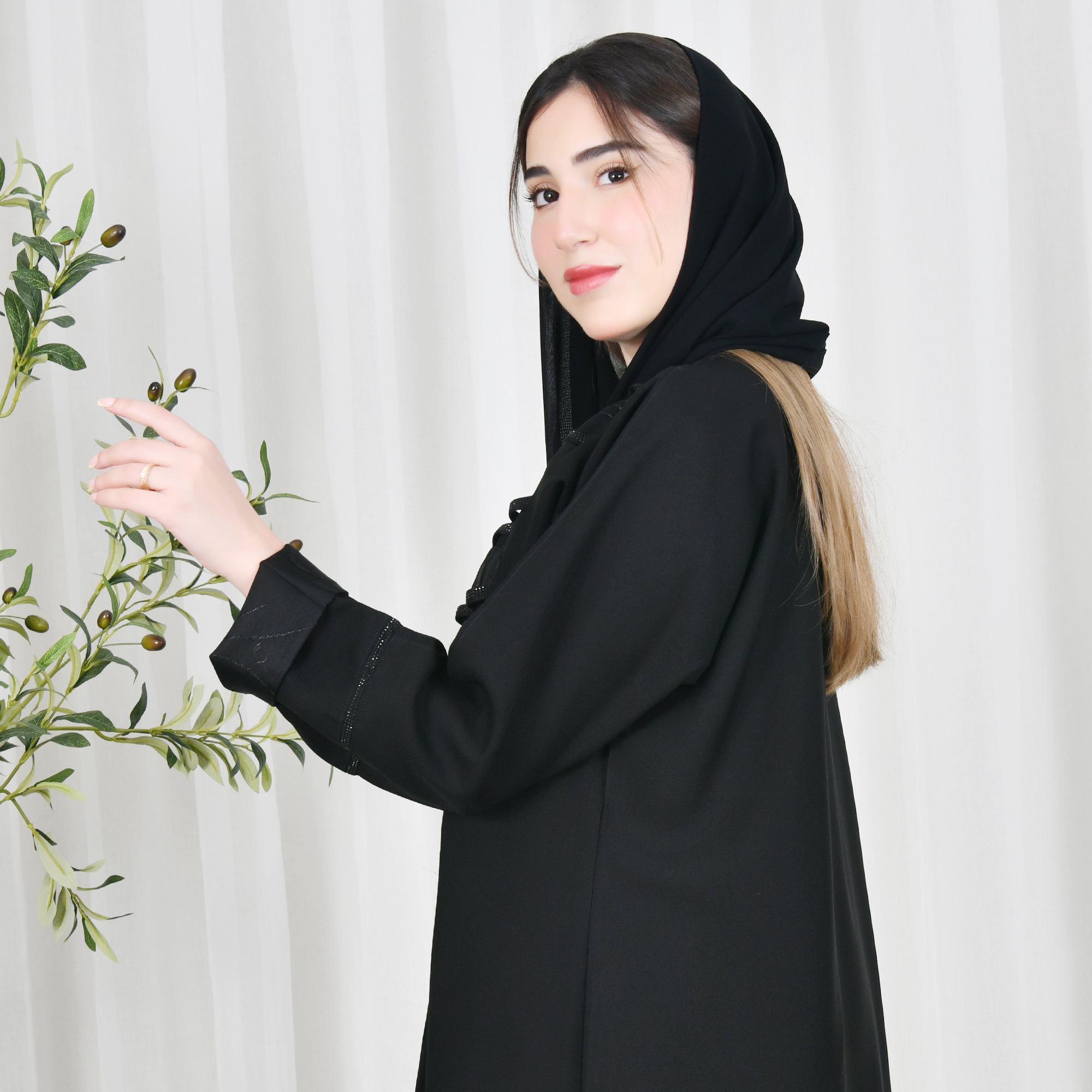  عباية لف سوداء بدمج قماشين مزينة بقيطان من الفصوص وكسرات عى جانبي العباية  