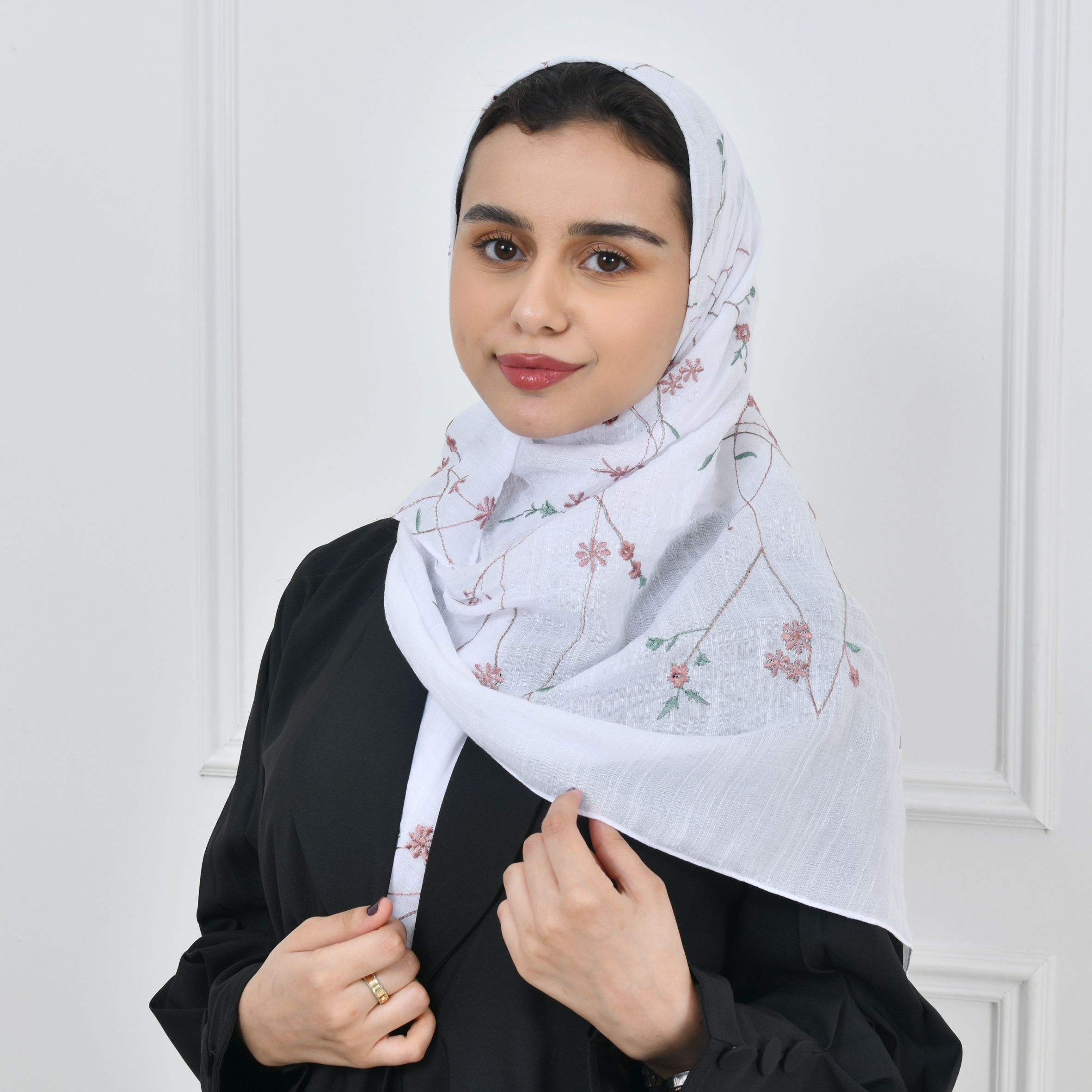  طرحه لينن ابيض مطرزة بالزهور الملونة 