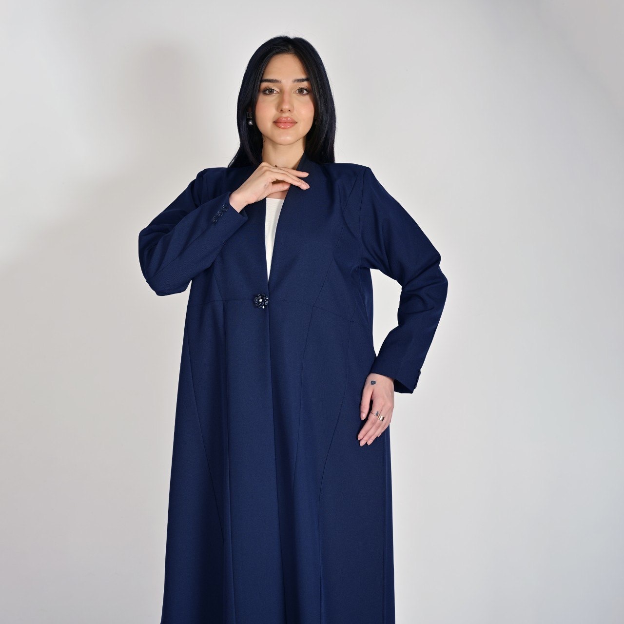  عباية رسمية باللون الكحلي مزينة بزر اغلاق كرستالي 