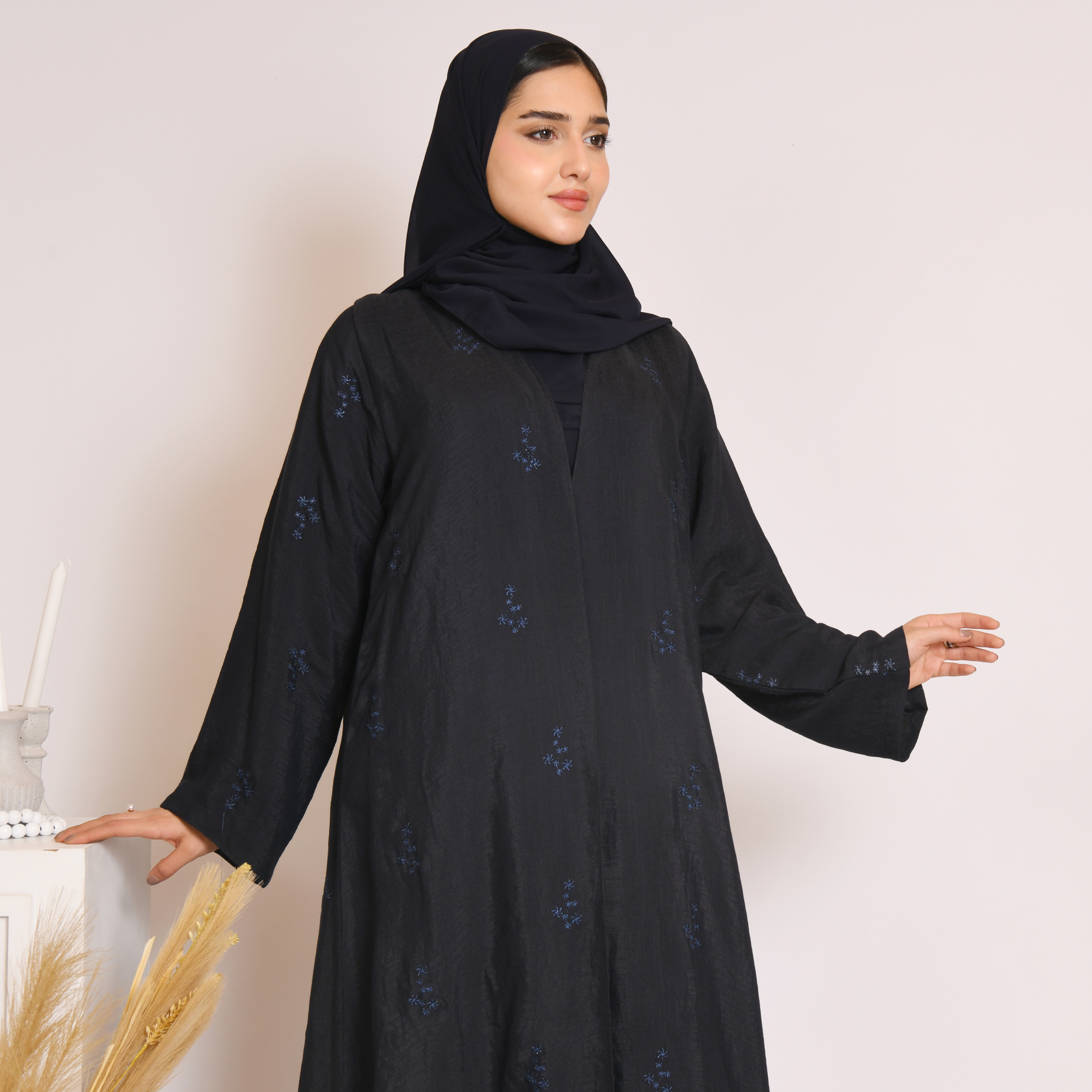  عباية لف باللون الكحلي بتطريز زاهي على كامل العباية 