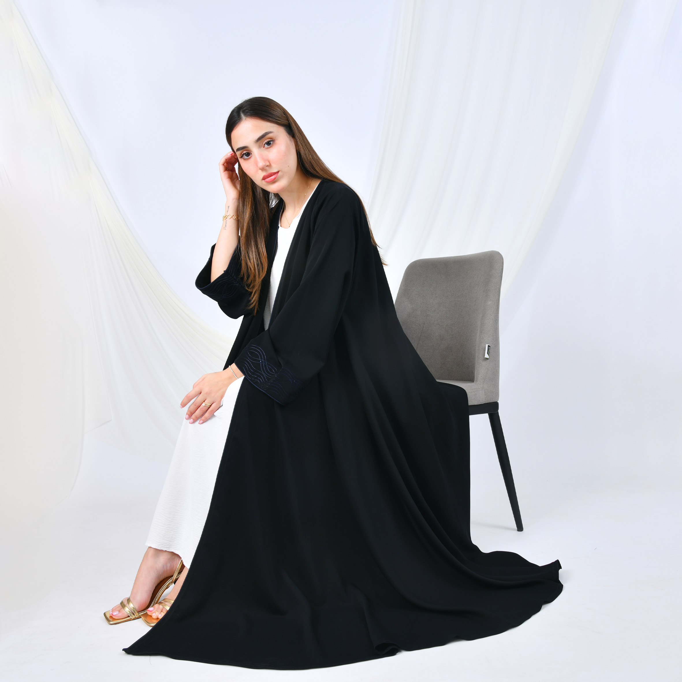  عباية كلوش فاخرة بتصميم بسيط وراقي وأكمام مطرزة بلون الكحلي مزينة بفصوص 