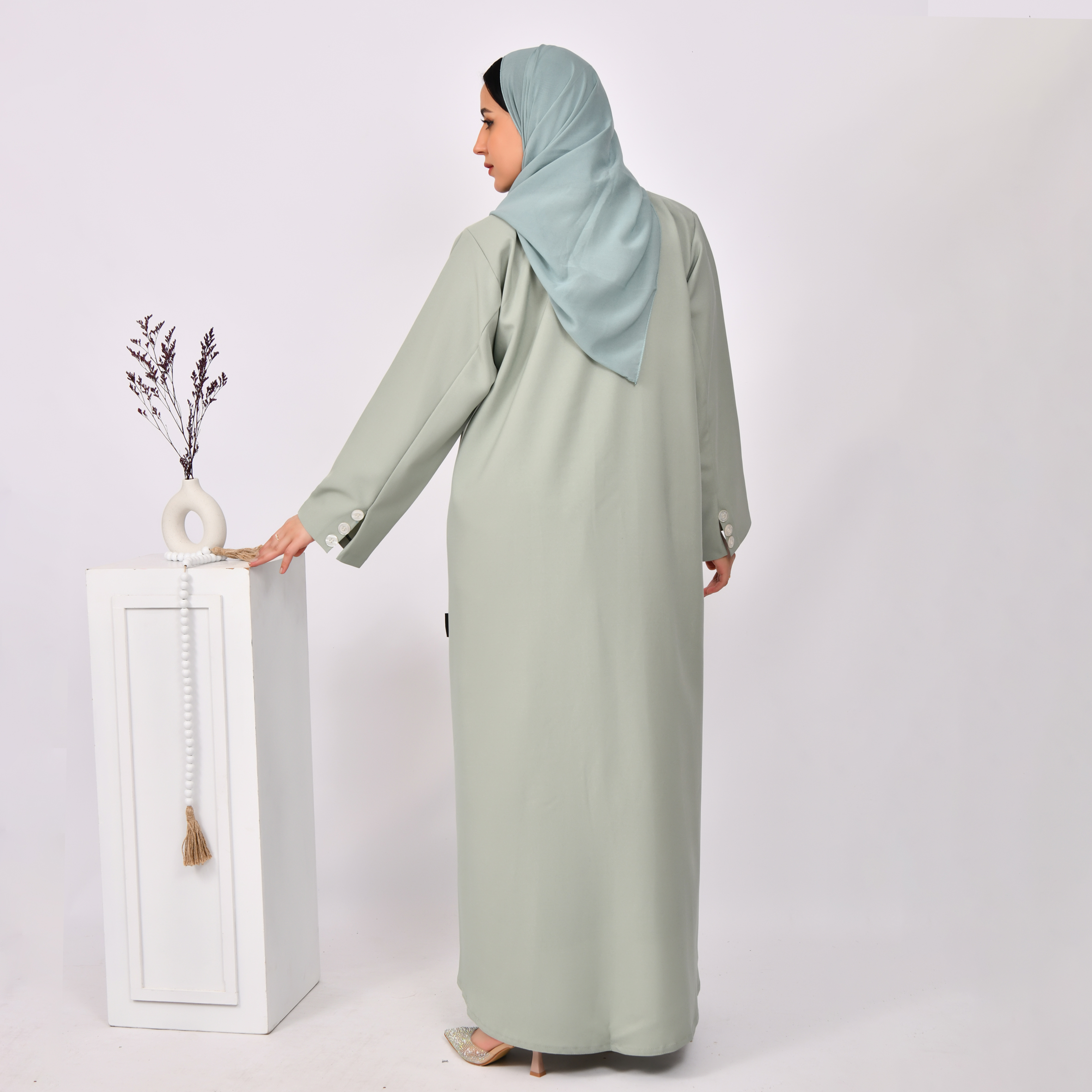  عباية باللون الاخضر تصميم بليزر بكتفايات مغلقة بأزرار وج 