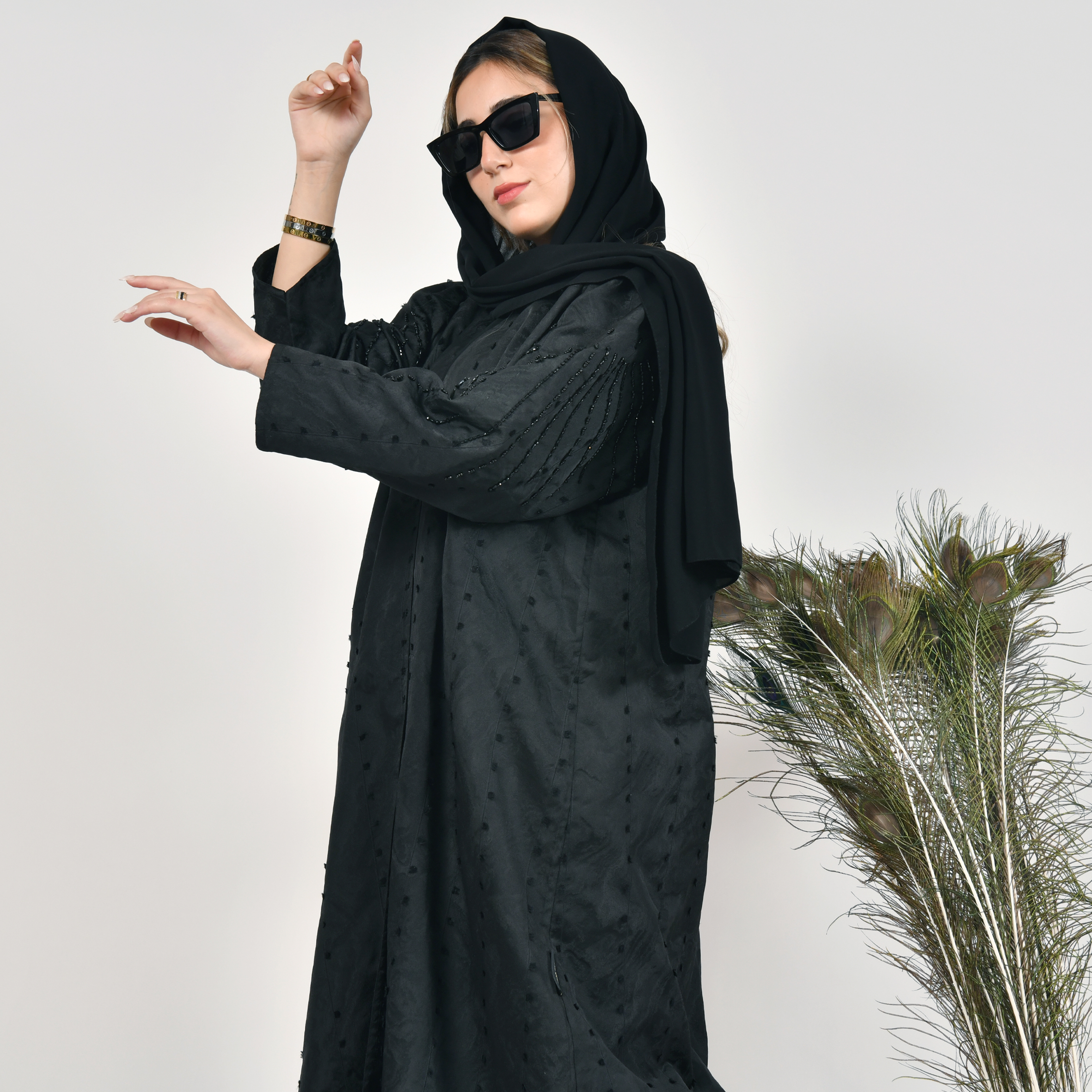  عباية لف سوداء بقماش مموه و اكمام مزينة بشك  اسود 