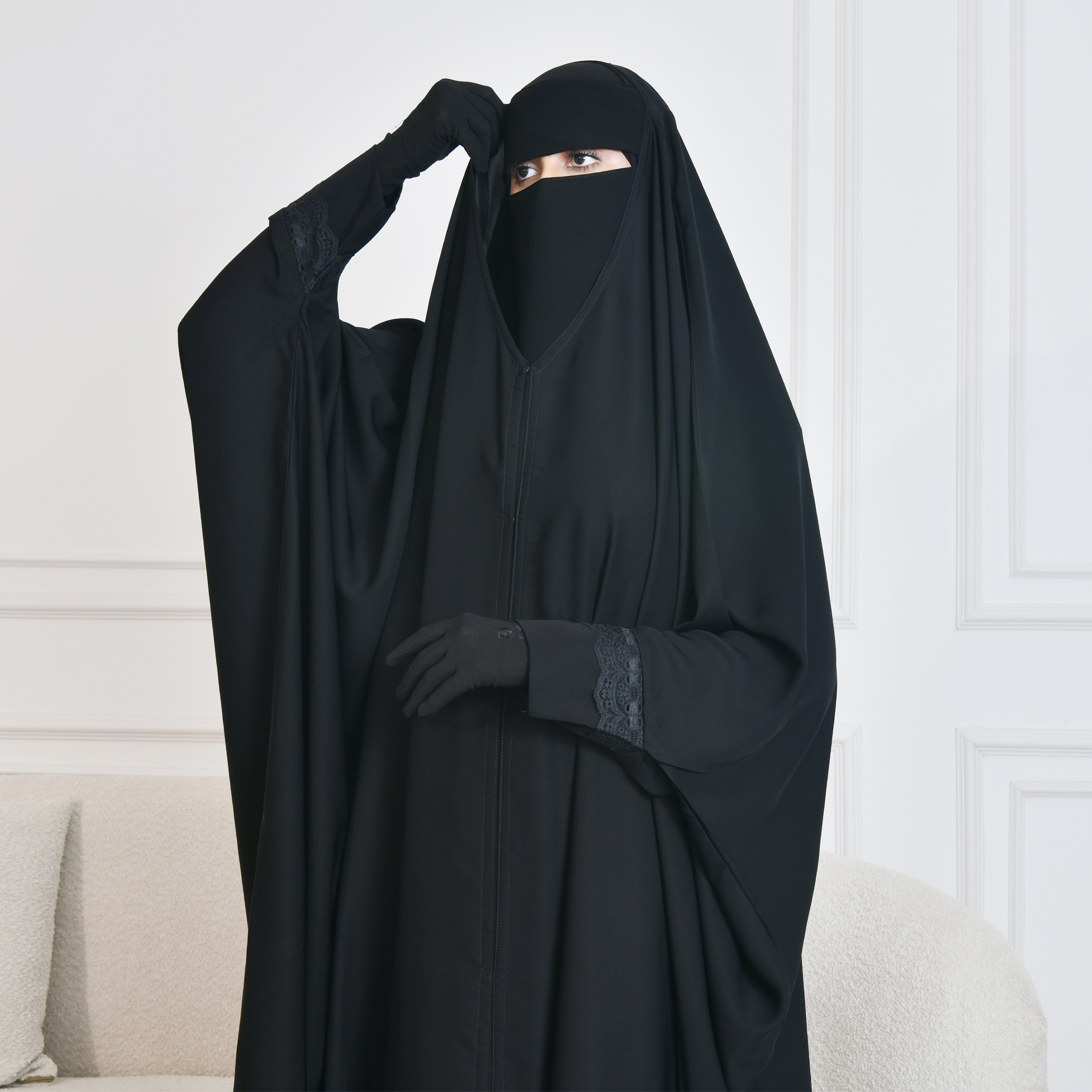  عباية راس بقصة بشت مغلقة بطقطق واكمام مزينة بدانتيل 