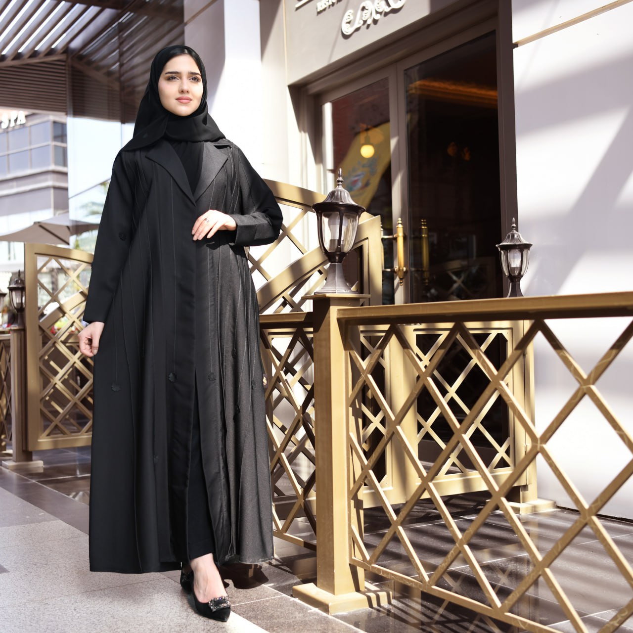  عباية سوداء ربع كلوش بقصة رسمية مزينة بقيطان وزهور سوداء 
