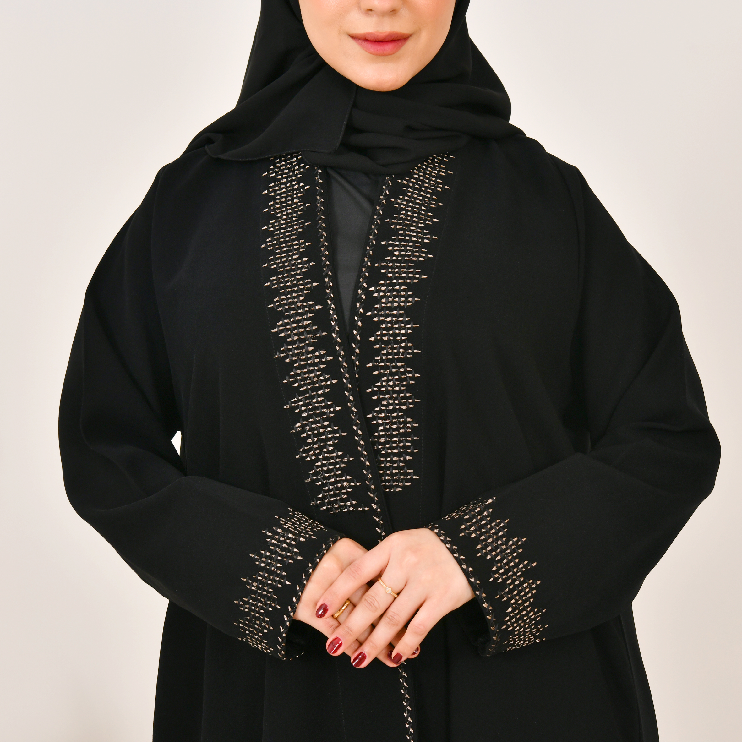  عباية لف سوداء ربع كلوش بتطريز  