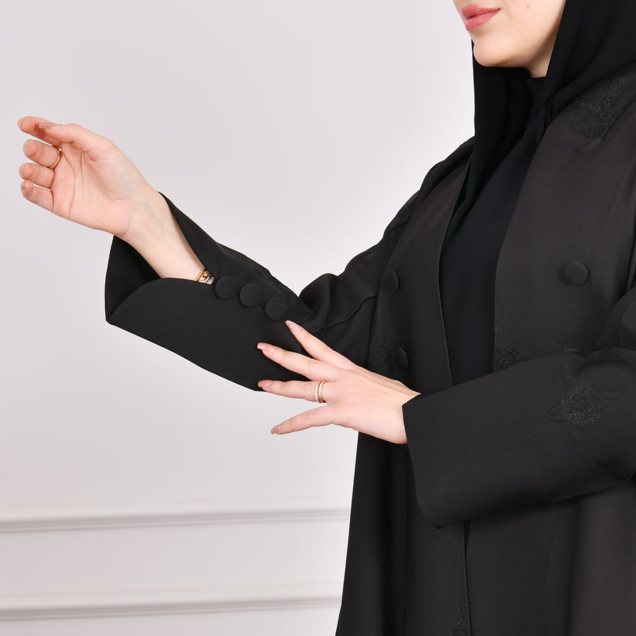  عباية  بتصميم أنيق بتطريز عشوائي على كامل العباية باللون الأسود الزاهي مزينة بأزرار 