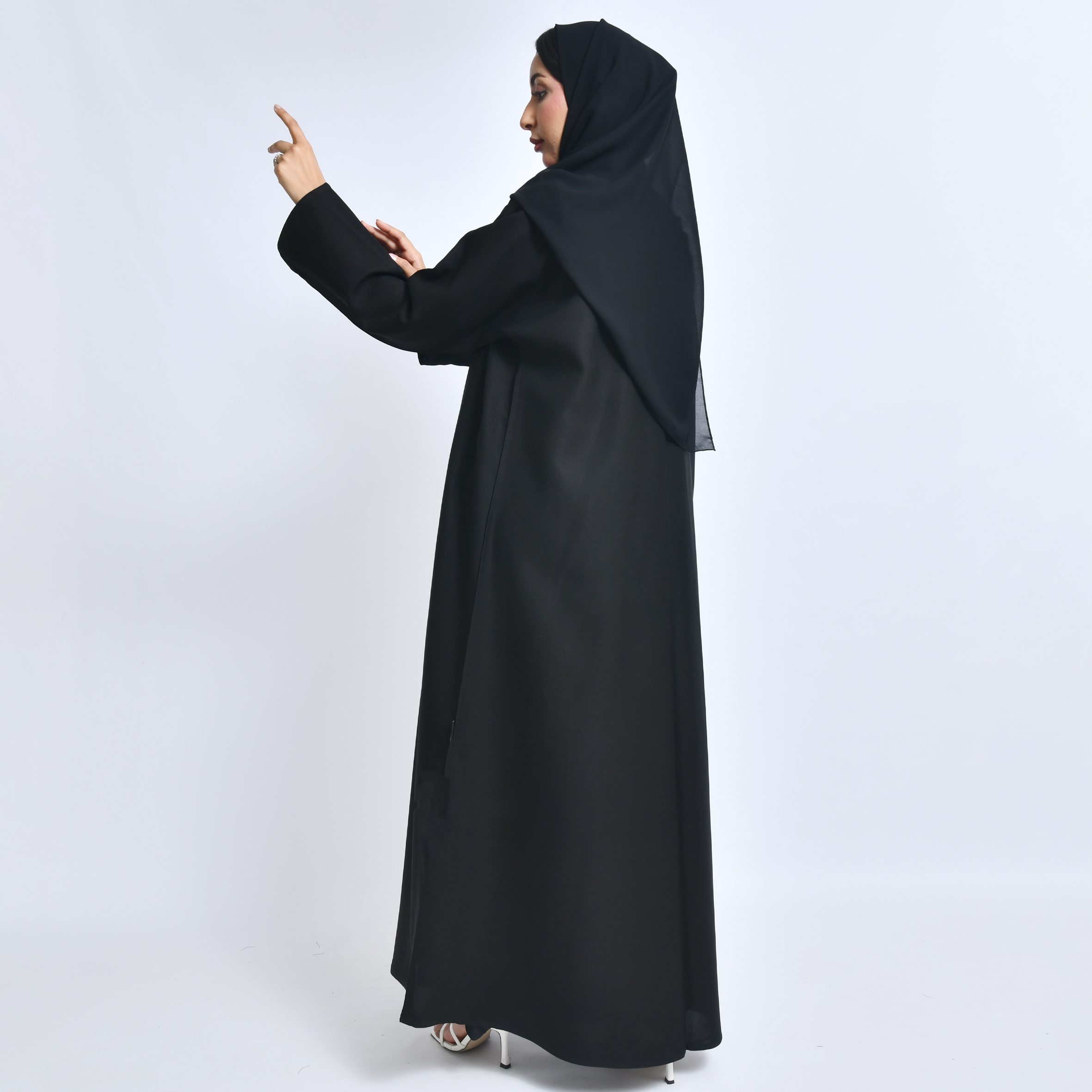  عباية لف سوداء بشك على جانب العباية 
